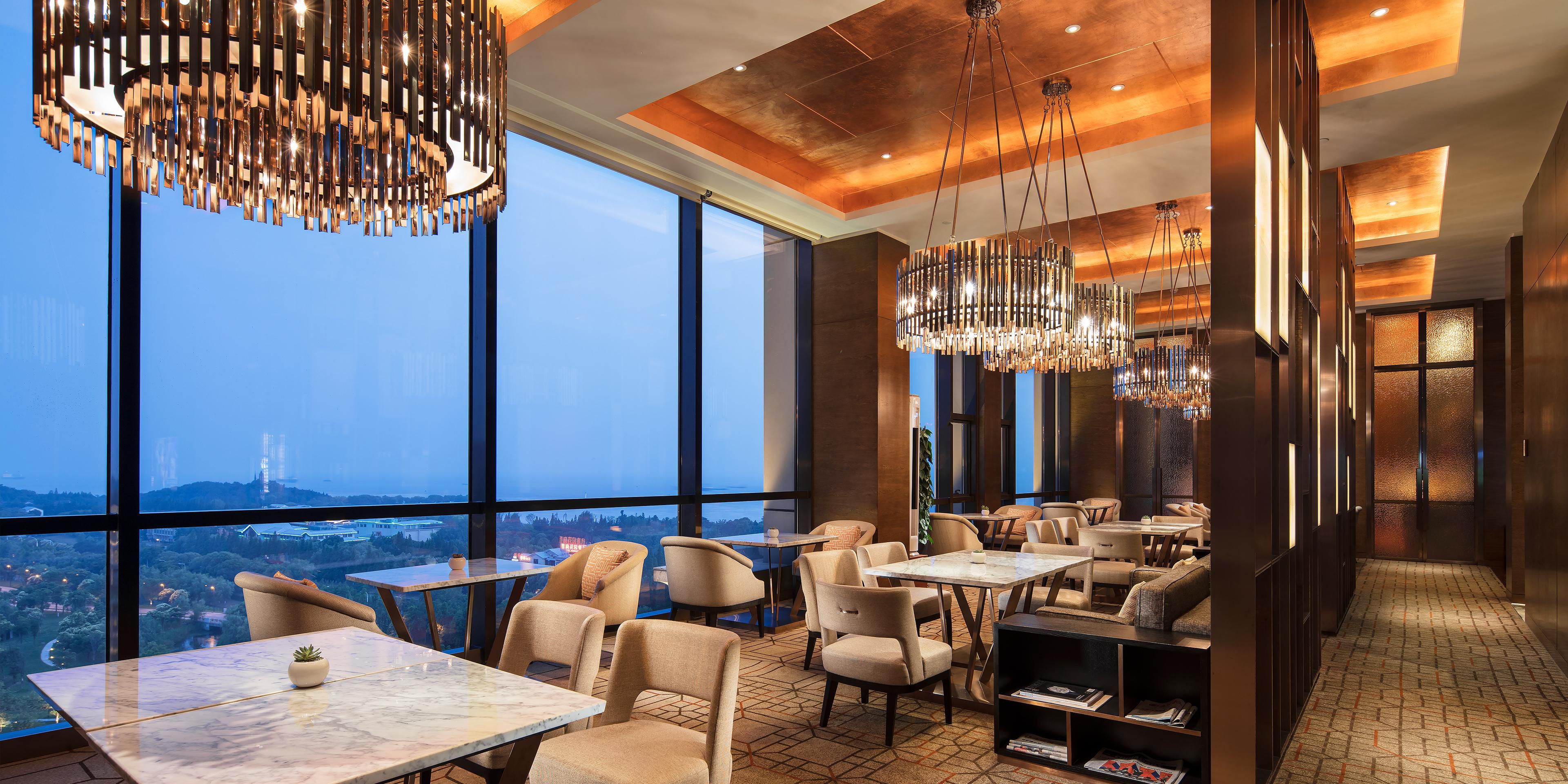 Boasting a panoramic Yangtze view with merged water and sky, plus endless lush greenery, our premium suites come with exclusive perks: leisurely afternoon tea and charming happy hour. Every moment here becomes a luxurious riverside ritual.