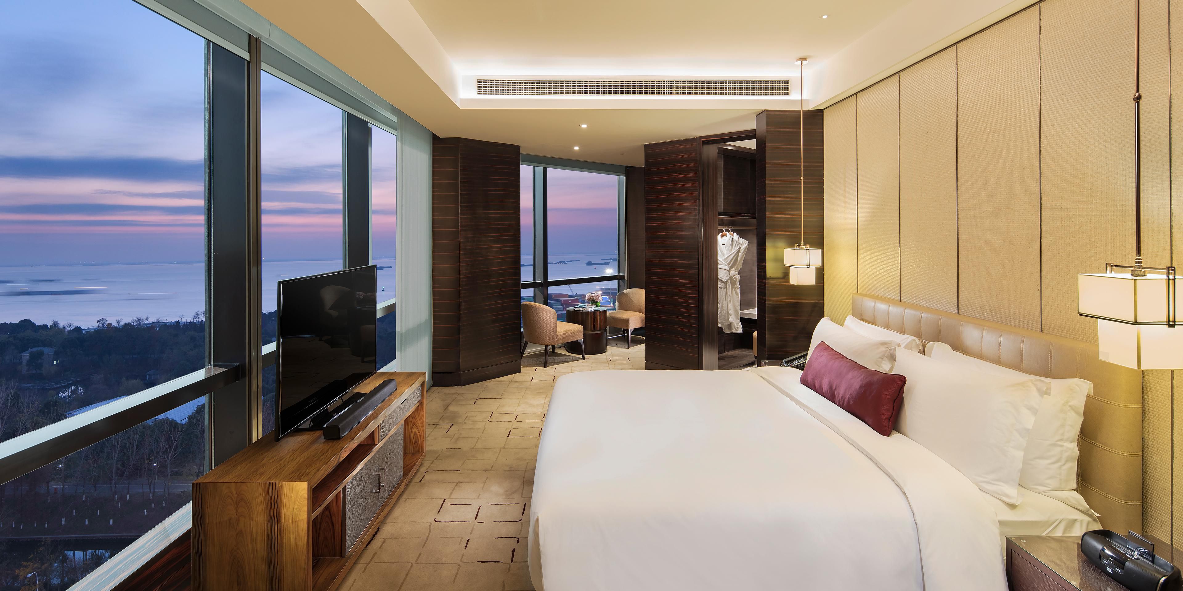 The hotel offers more than 4,800 m² of event and conference space. Including two pillar-free ballrooms (Yuan Fu, occupying 1,600 m² with 9 meters ceiling, Yuan Xi, occupying 900 m² with 8 meters ceiling) and Yuan Hui, an outdoor ballroom occupying 1,500 m² can host up to 1,000 people for events including fashion shows, gala dinners and conferences.