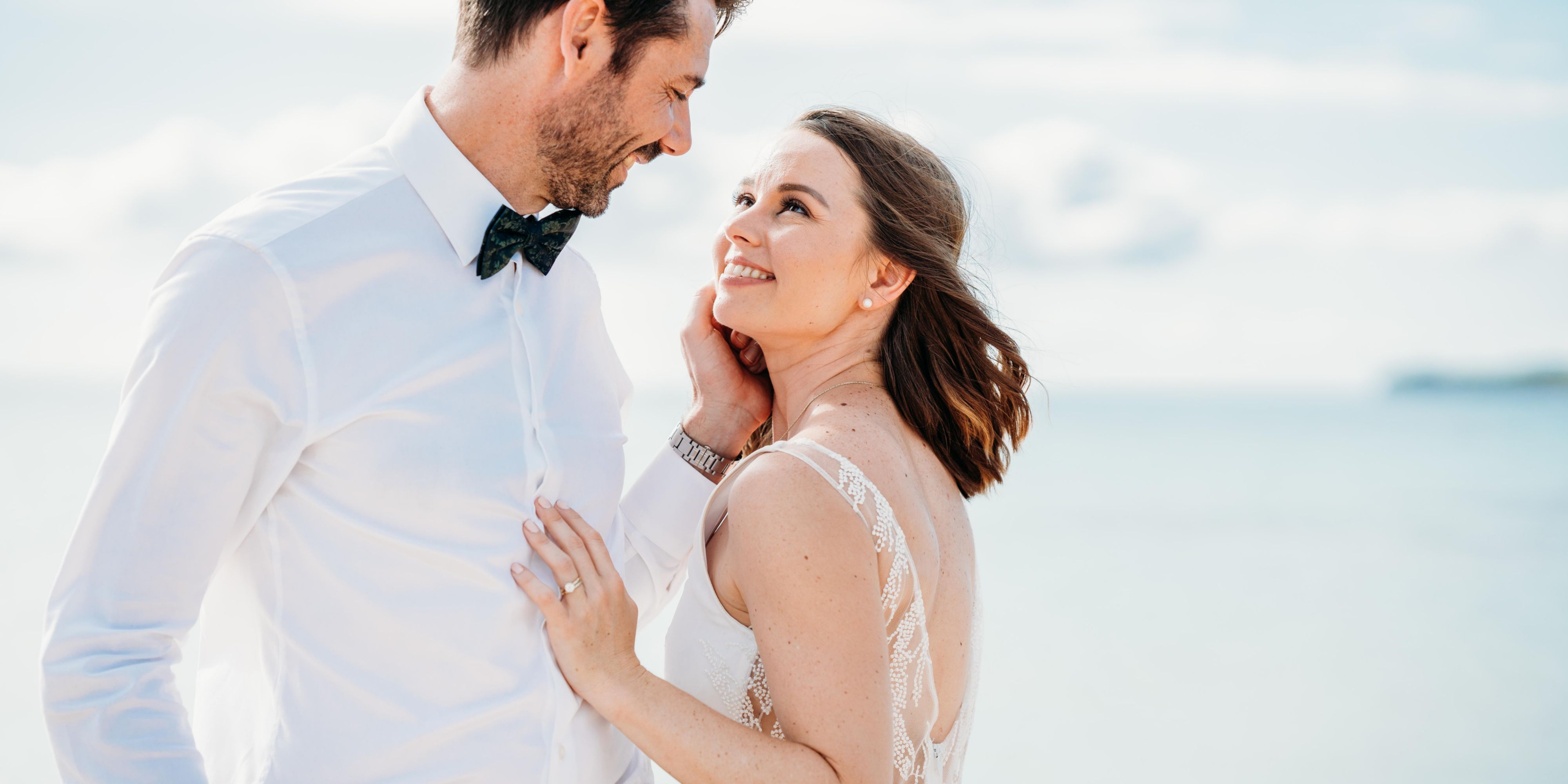 Nothing says destination wedding quite like exchanging vows against the backdrop of the azure South Pacific stretching out to the horizon, framed by palm trees and a pristine sandy beach.
