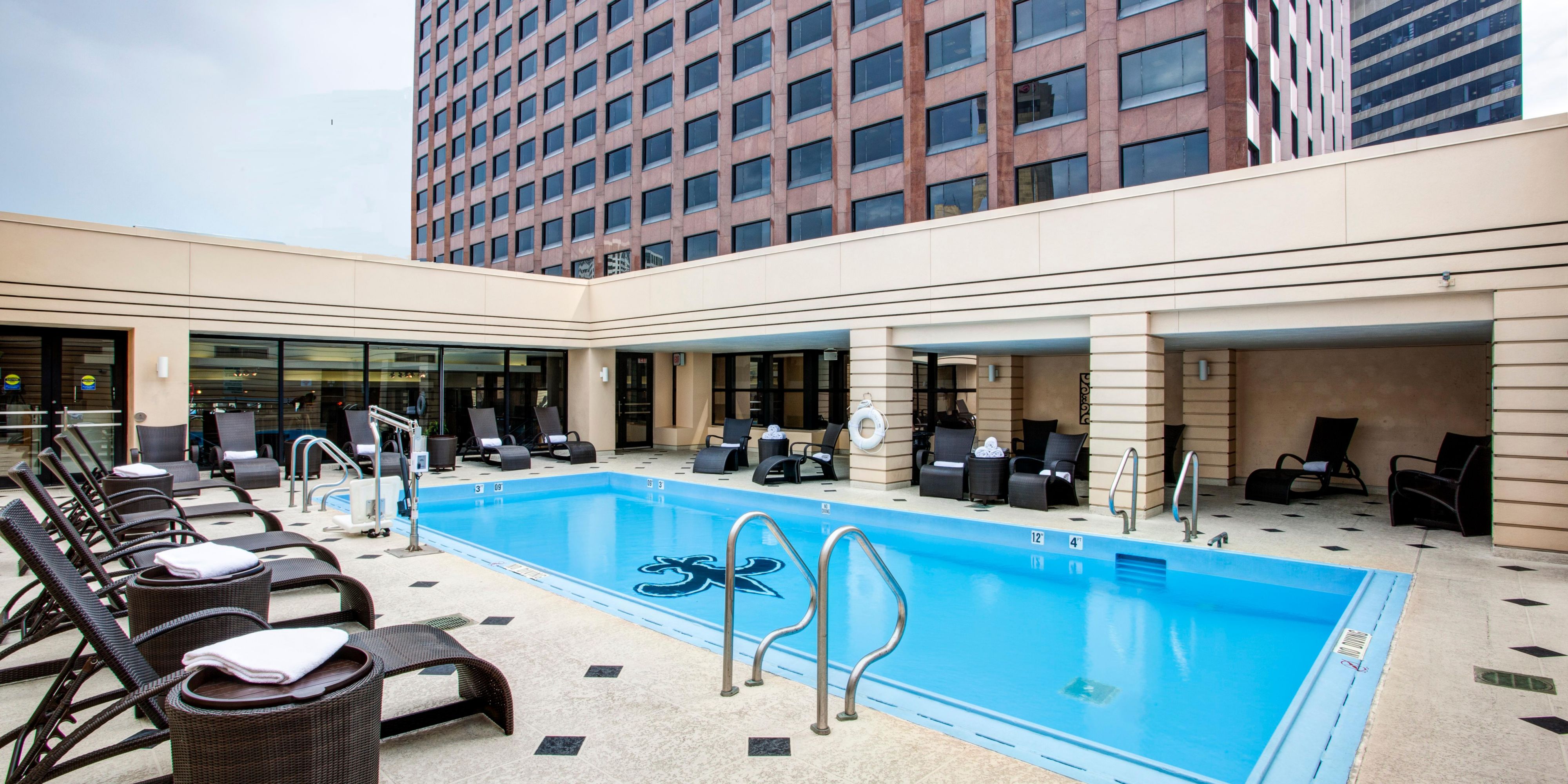 Nhảy, ngâm mình dưới ánh nắng mặt trời và trải qua những buổi chiều khó quên. 