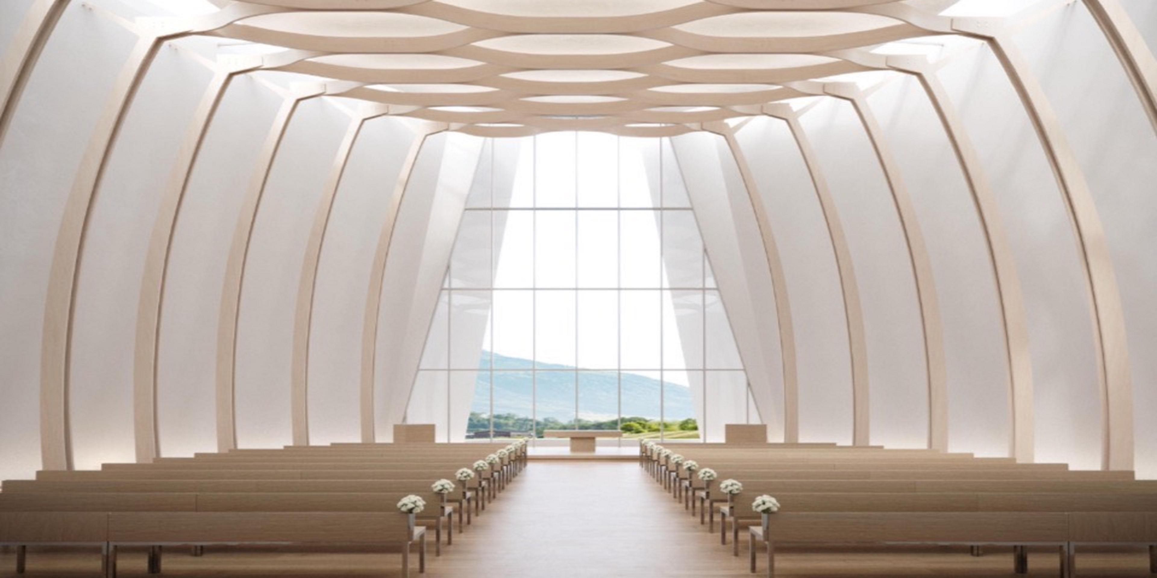 Serene white chapel with high ceilings. Arched vaults and floor-to-ceiling windows frame Jinshan’s mountains as sunlight pours in. Ideal for intimate weddings and blessings, with a processional route and audio console. Near a garden terrace for photos or outdoor cocktails. Indoor/outdoor setups available.