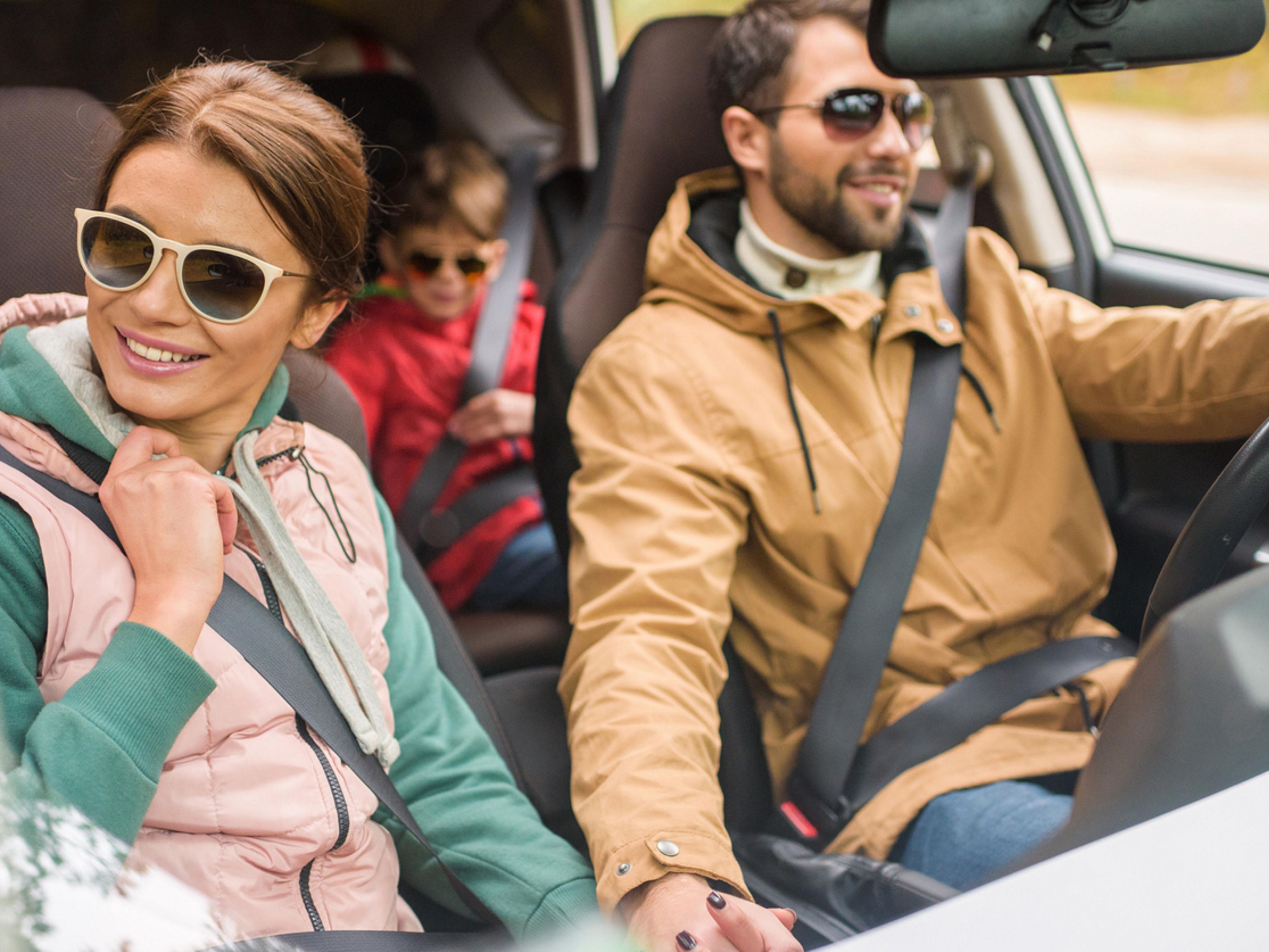 семейный автомобиль. семья в машине. каникулы маленького николя фильм 2014. куда выехать с семьей. отдых.