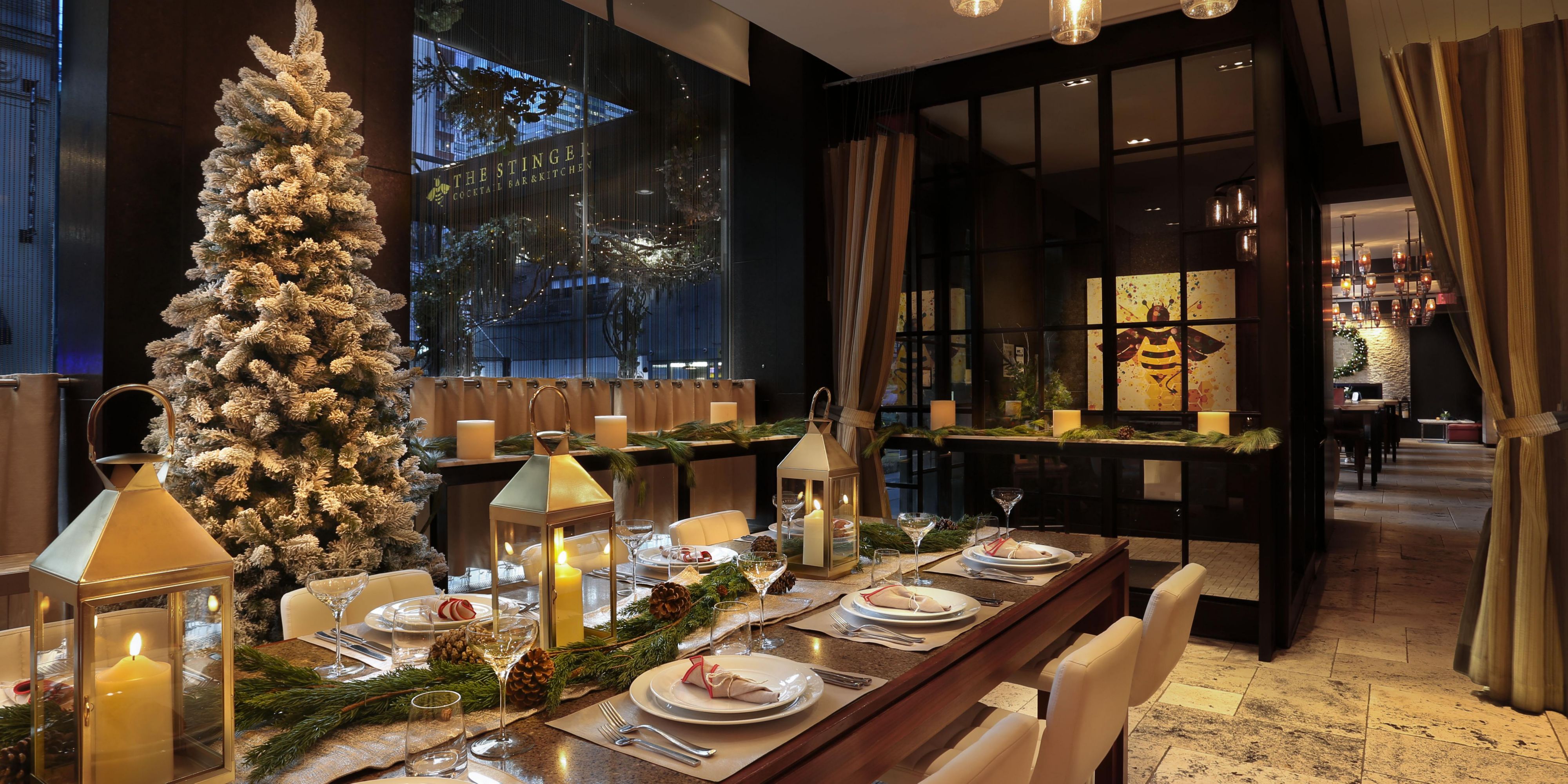 Nhân viên sự kiện riêng tư của bạn hoặc tiệc chiêu đãi cocktail, nơi người dân New York đến trước nhà hát. các địa điểm tổ chức sự kiện vừa và nhỏ, phòng họp, dãy phòng khách sạn và The Stinger Cocktail Bar & Kitchen mang đến môi trường đầy cảm hứng cho các cuộc họp và bữa ăn độc lập. Để tham khảo ý kiến của chúng tôi về trải nghiệm ăn riêng tư của bạn, hãy chọn liên kết bên dưới. 