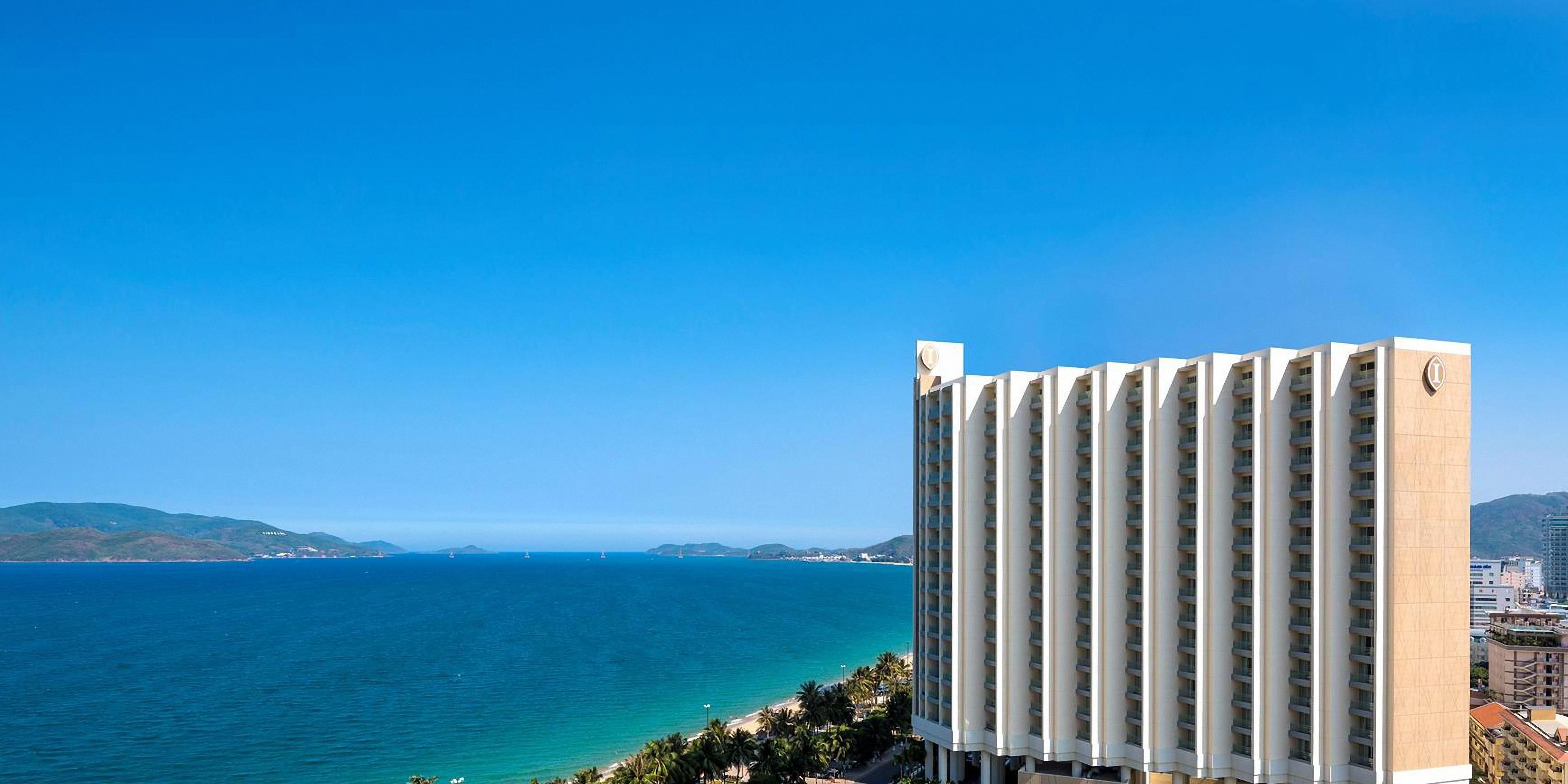 The hotel is located on the most beautiful and busiest street along the beach in the coastal city of Nha Trang which is home to most of the shopping centers, dining options and also a night market. Many major business buildings, tourist attractions, and public services are reachable over short distances.
