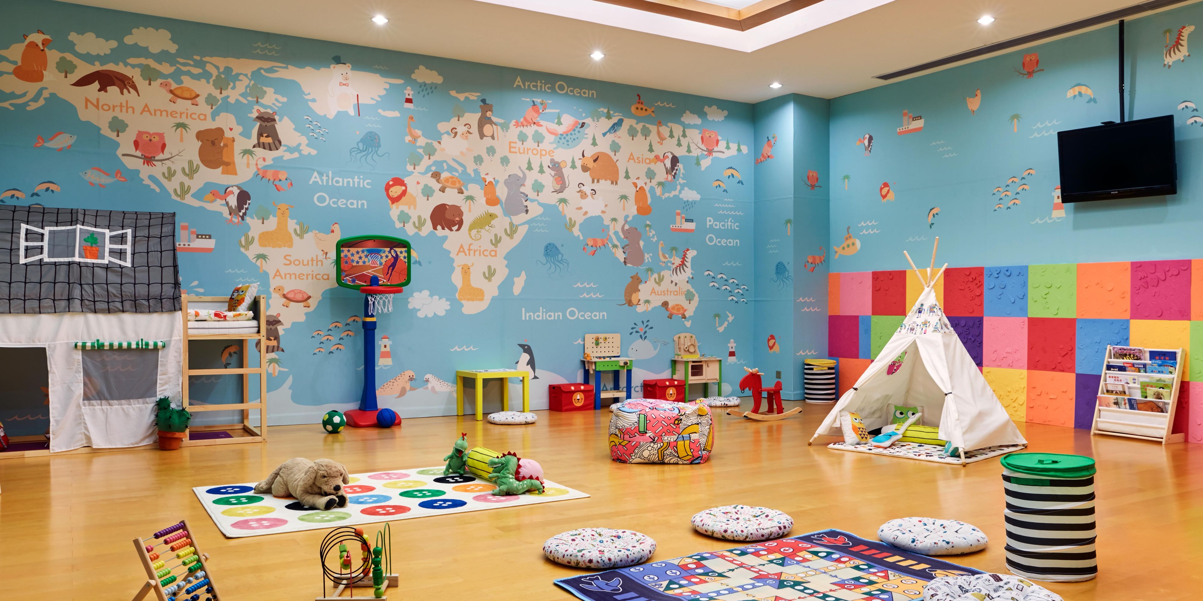 Located on the 3rd floor, Kids Club offers a variety of toys, dolls, TV programs and books for children to enjoy a wonderful happy time.