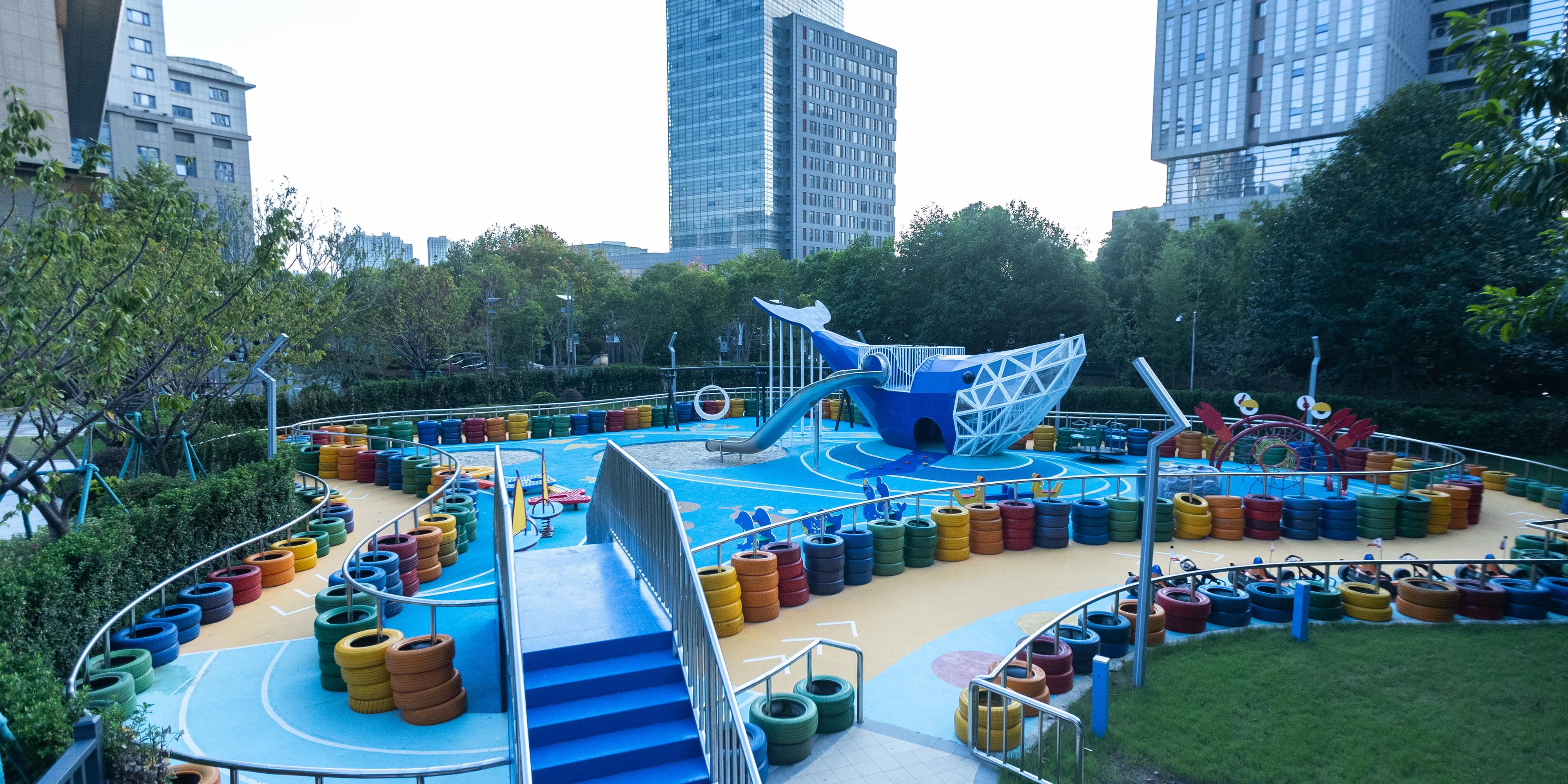 Conceptually based on the image of a blue whale, it is equipped with a variety of amusement facilities to provide a colorful outdoor activity place for children.