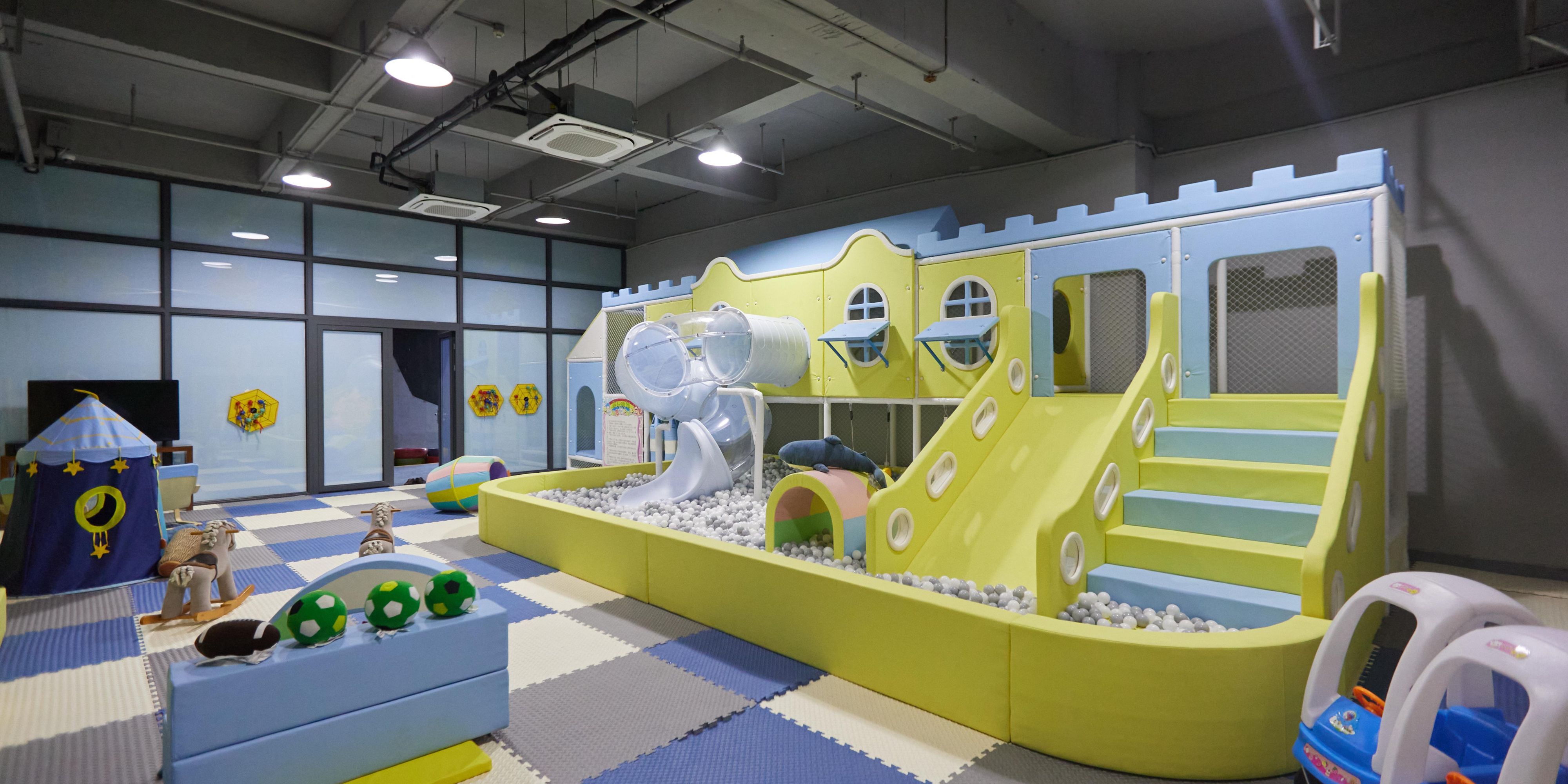 For children like drilling, climbing, sliding, rolling, shaking, swinging, jumping, shaking and other natural design, through the scientific three-dimensional combination of a set of play, sports, educational, fitness and other functions as one of the children's activity center.