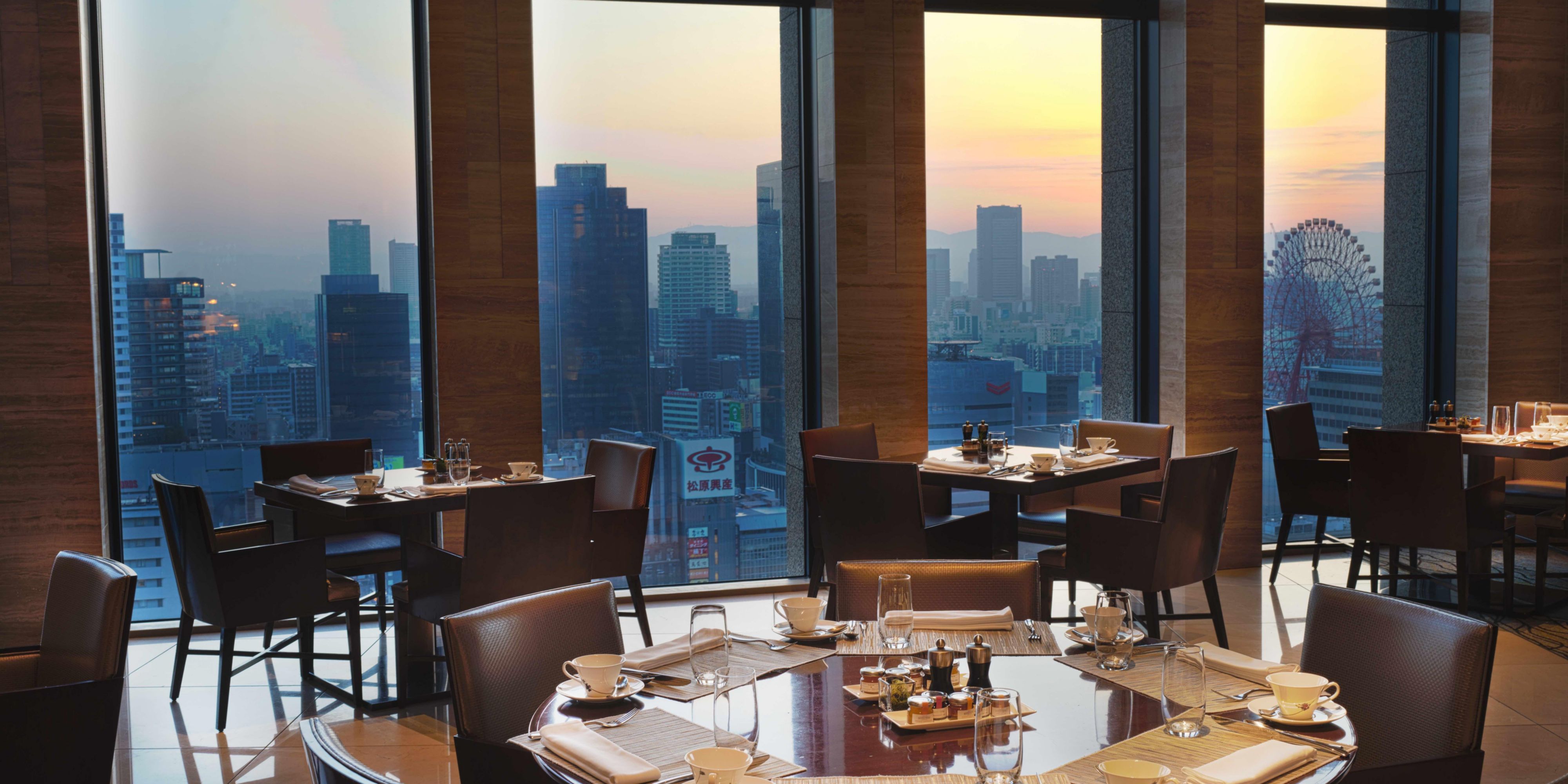 Our signature restaurant NOKA Roast & Grill offers a bountiful daily buffet breakfast each morning and a salad and appetizer buffet with a la carte options for lunch and dinner, all featuring trademark roasted and grilled dishes prepared in an open kitchen.