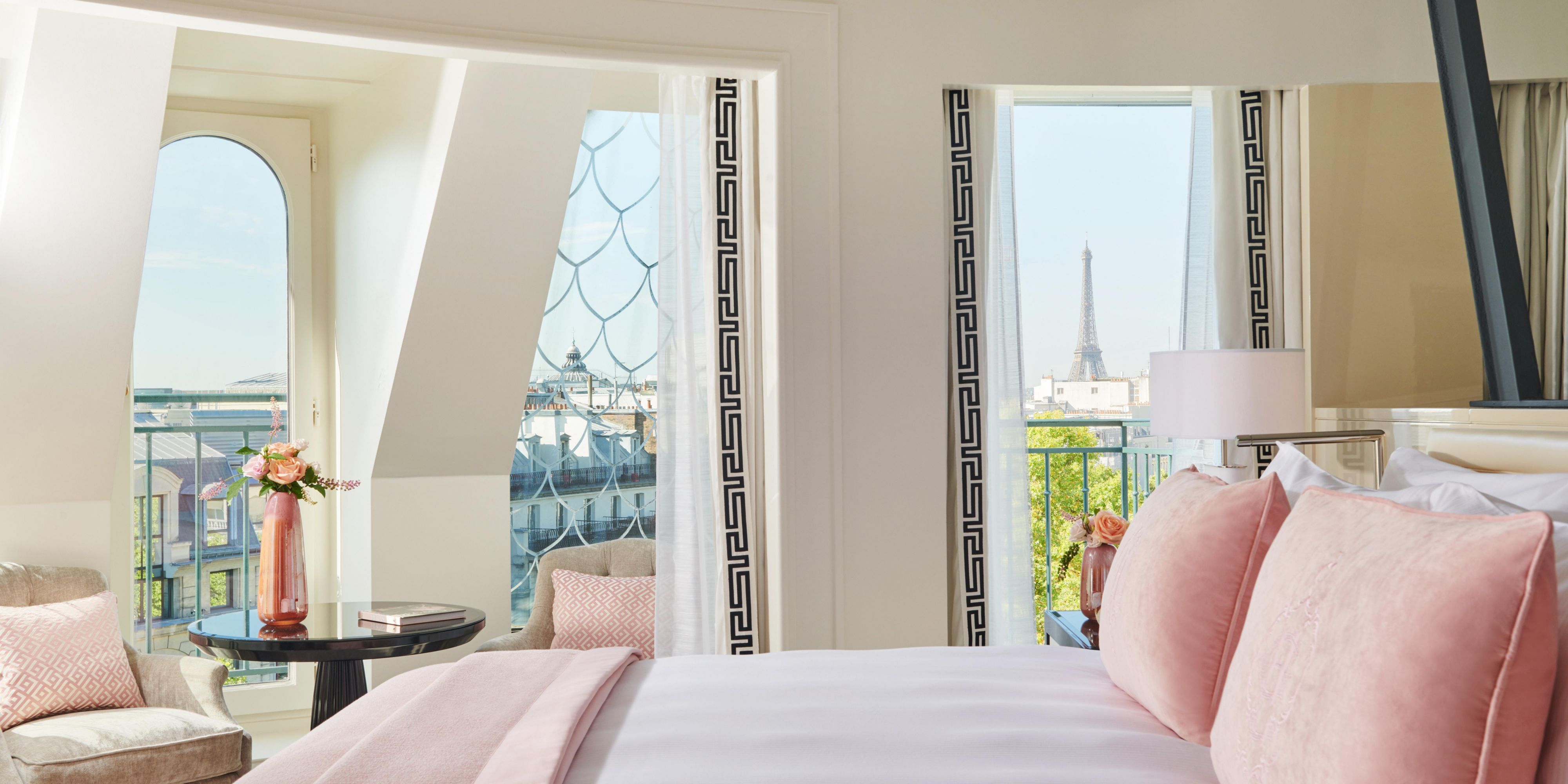 Le Signature Suites offrono comfort e riservatezza accoglienti, offrendo il massimo del lusso. Con una vista panoramica mozzafiato sul tetto dell'Opera Garnier o sulla Torre Eiffel, sono un rifugio tranquillo con un'atmosfera chic e contemporanea.