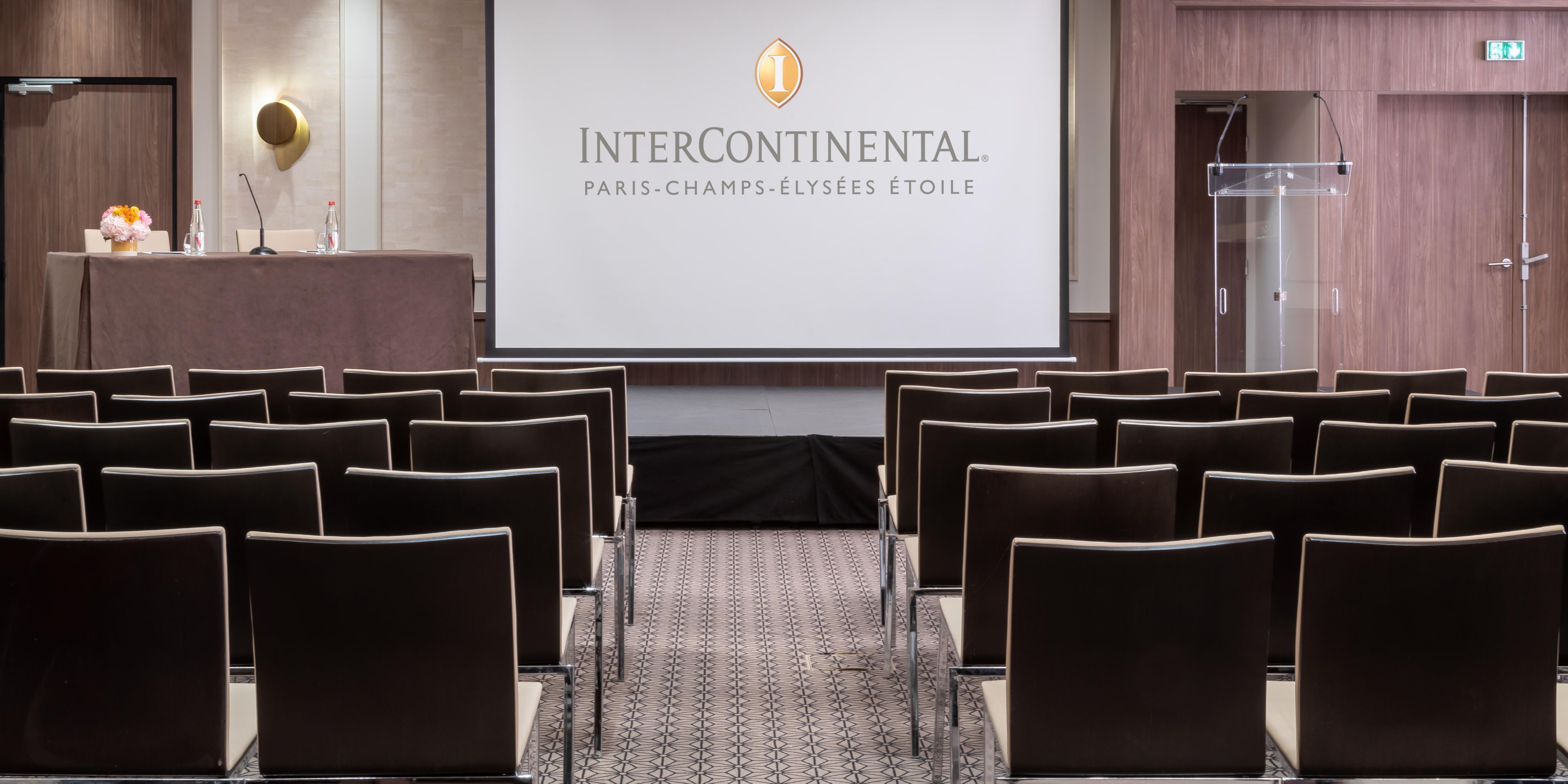 Visit our flexible meeting rooms, perfectly suited for your professional events. Explore various setups online and get inspired.