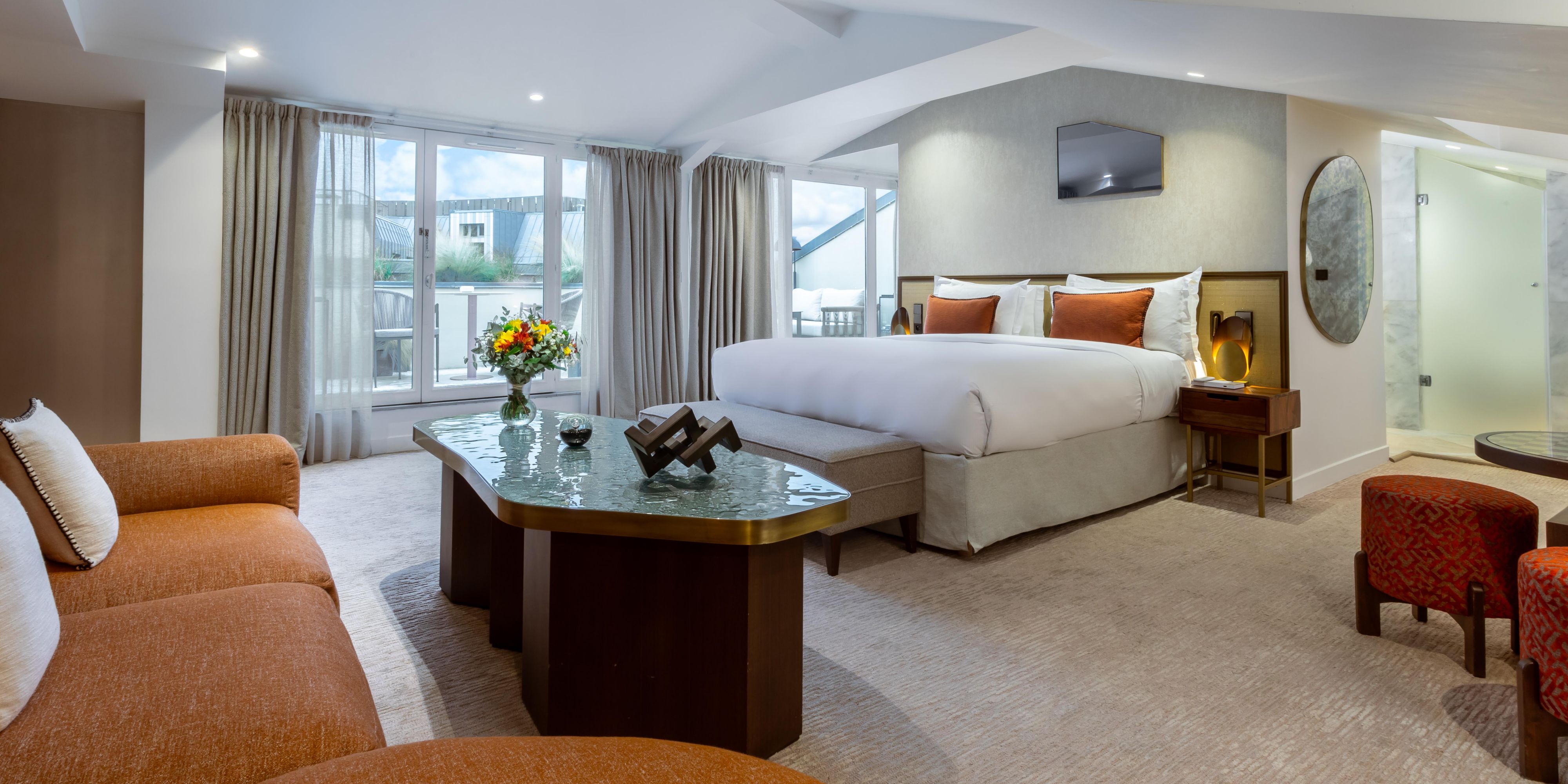Explore our rooms and suites, where contemporary design meets high-end comfort. Immerse yourself in the refined world of the InterContinental Paris Champs-Élysées Étoile with our immersive virtual tour.