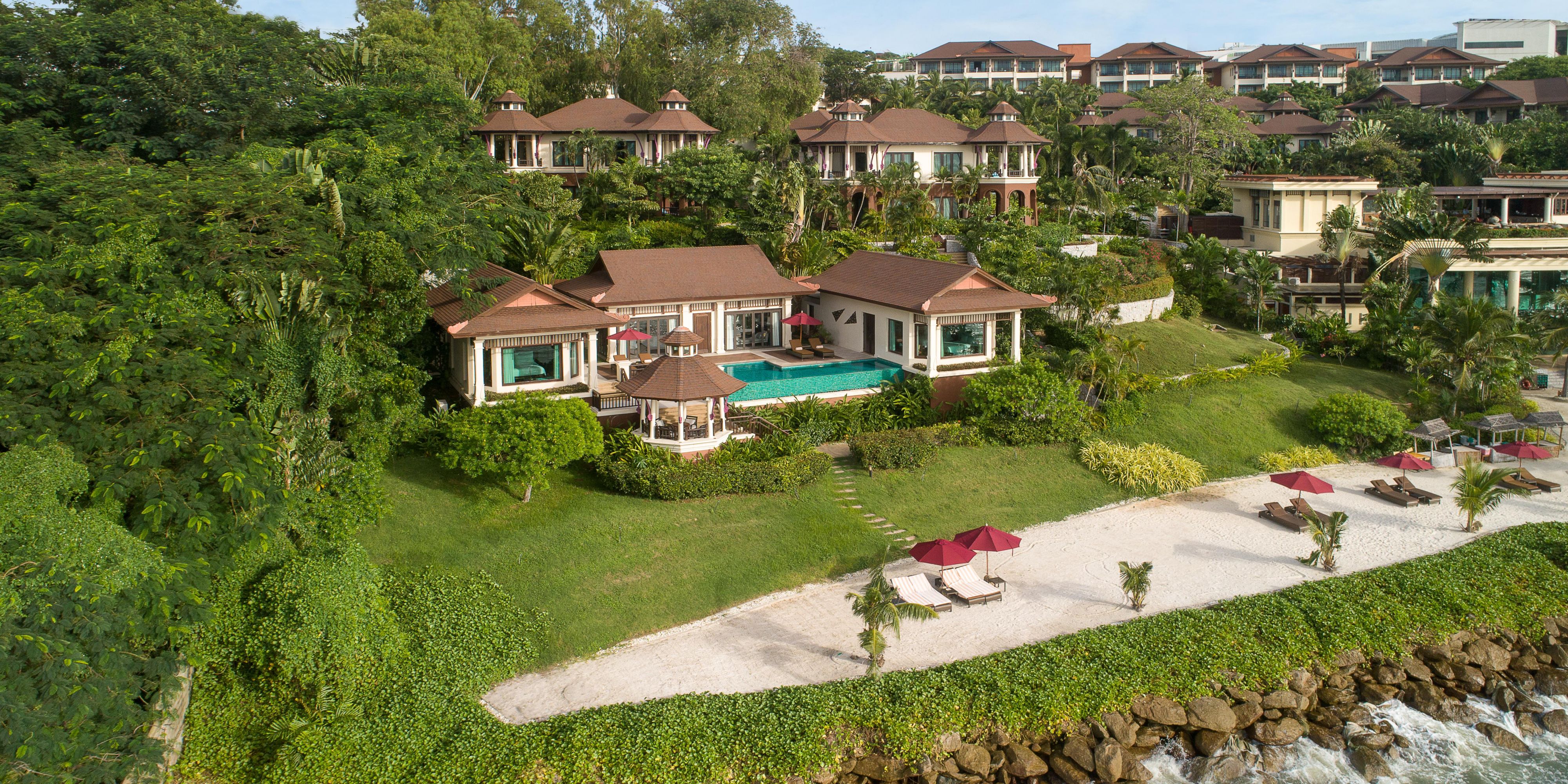 1King 2Queen 2Bedroom Beachfront Pool Villa