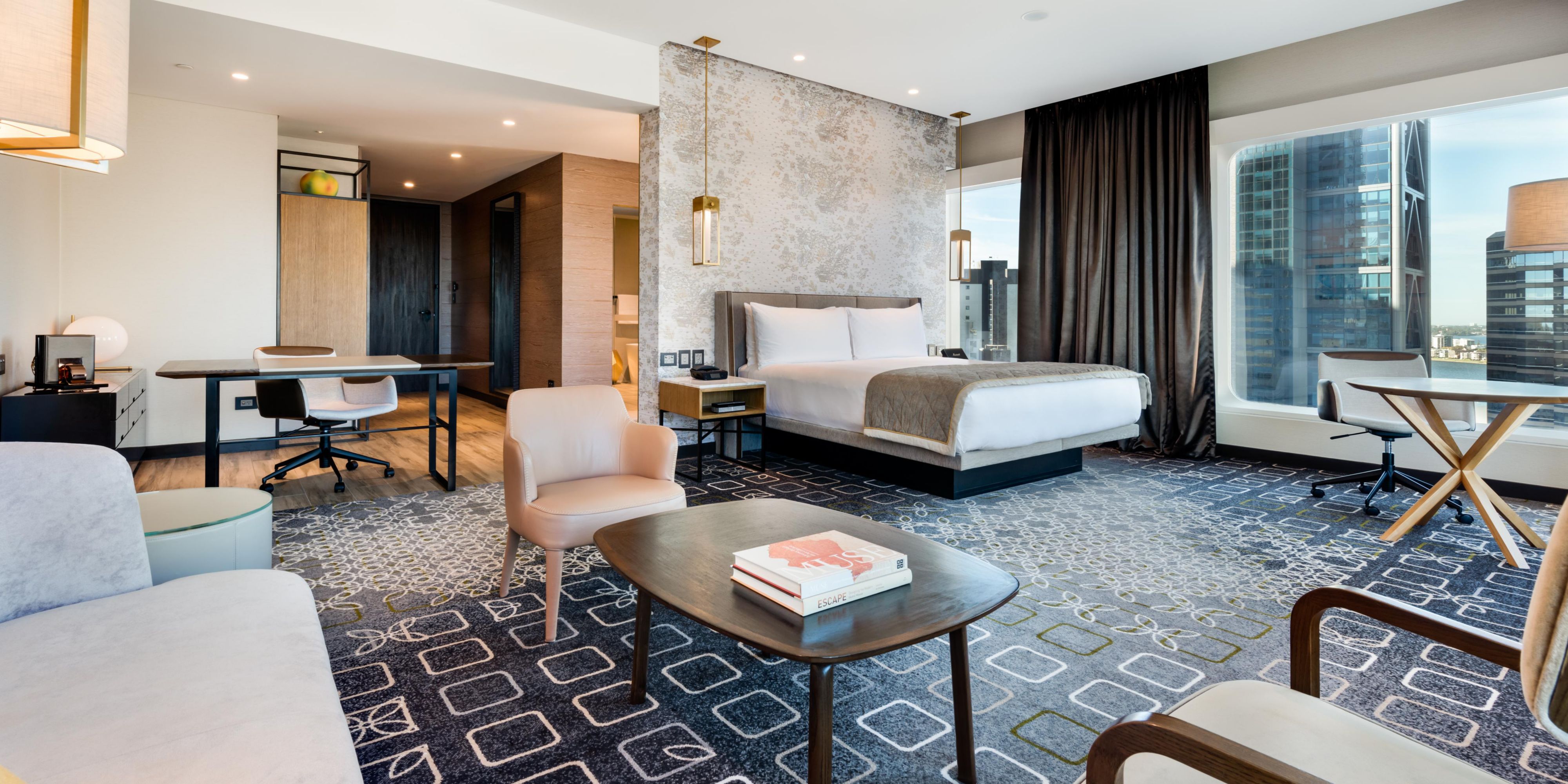 Suite Corner Guest Room high floor with city views