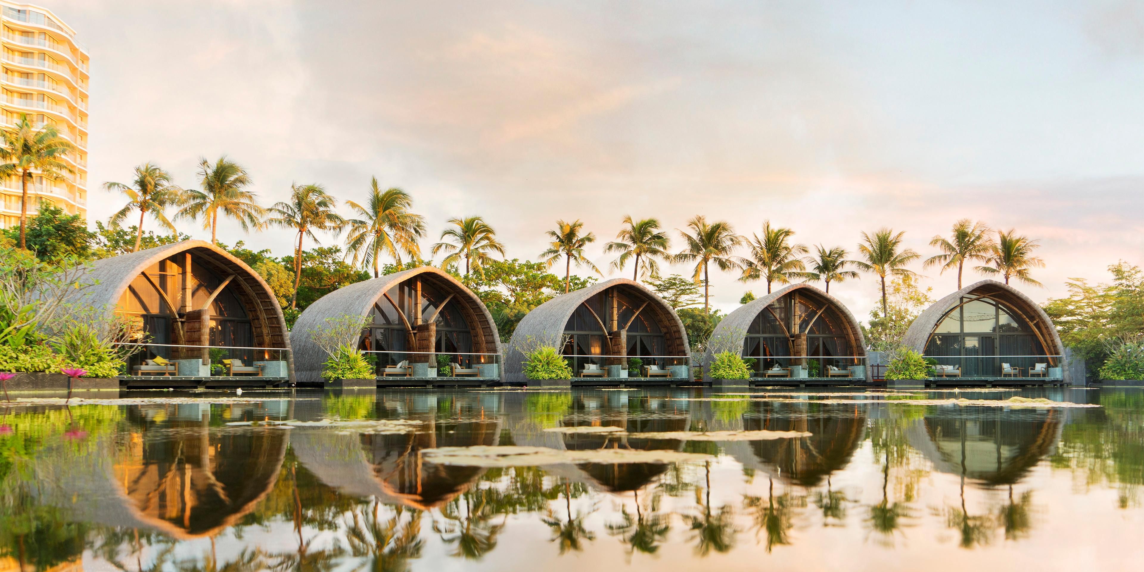 精心设计的水疗套间悬居于优美的莲湖（Lotus Lagoon）之上，HARNN 传统水疗中心是一个自然宁静的地方，为客人提供独特奢华的健康养生体验，其设计灵感来源于拥有悠久传统的亚洲治愈疗法。