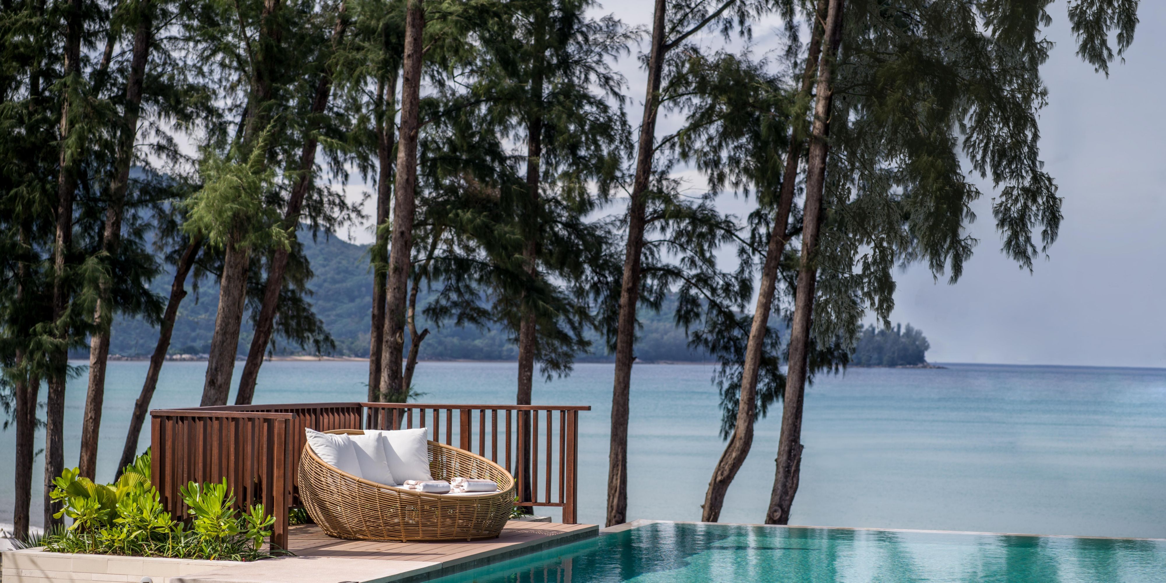 Indulge in exceptional moments crafted exclusively for you. Whether you are a guest of the hotel or visiting for the day, discover bespoke experiences designed to delight. From exquisite dining, Incredible Occasions to unique collaborations with distinguished partners, each experience promises something truly memorable.