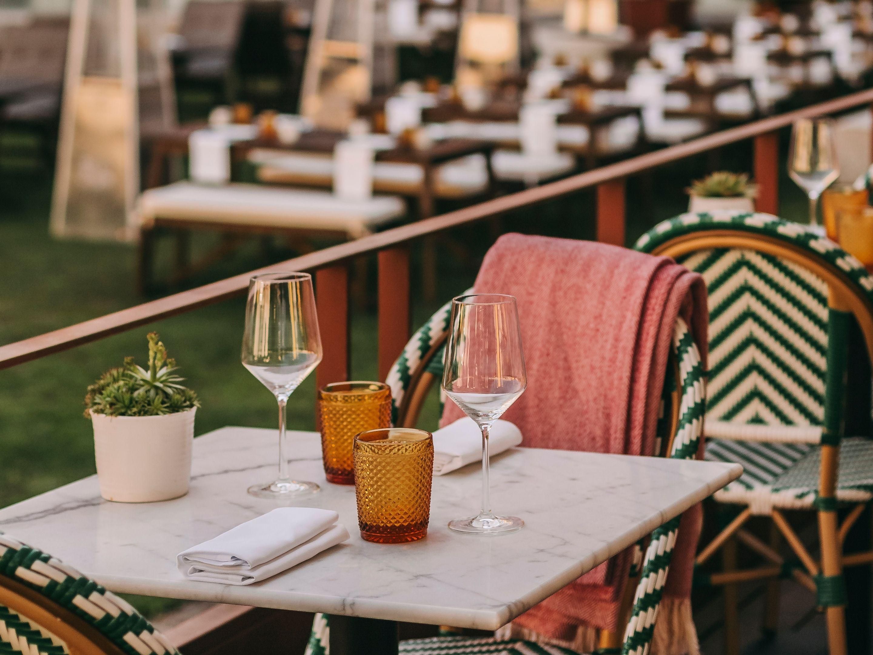 Luxurious al fresco dinner at Pátio das Cardosas