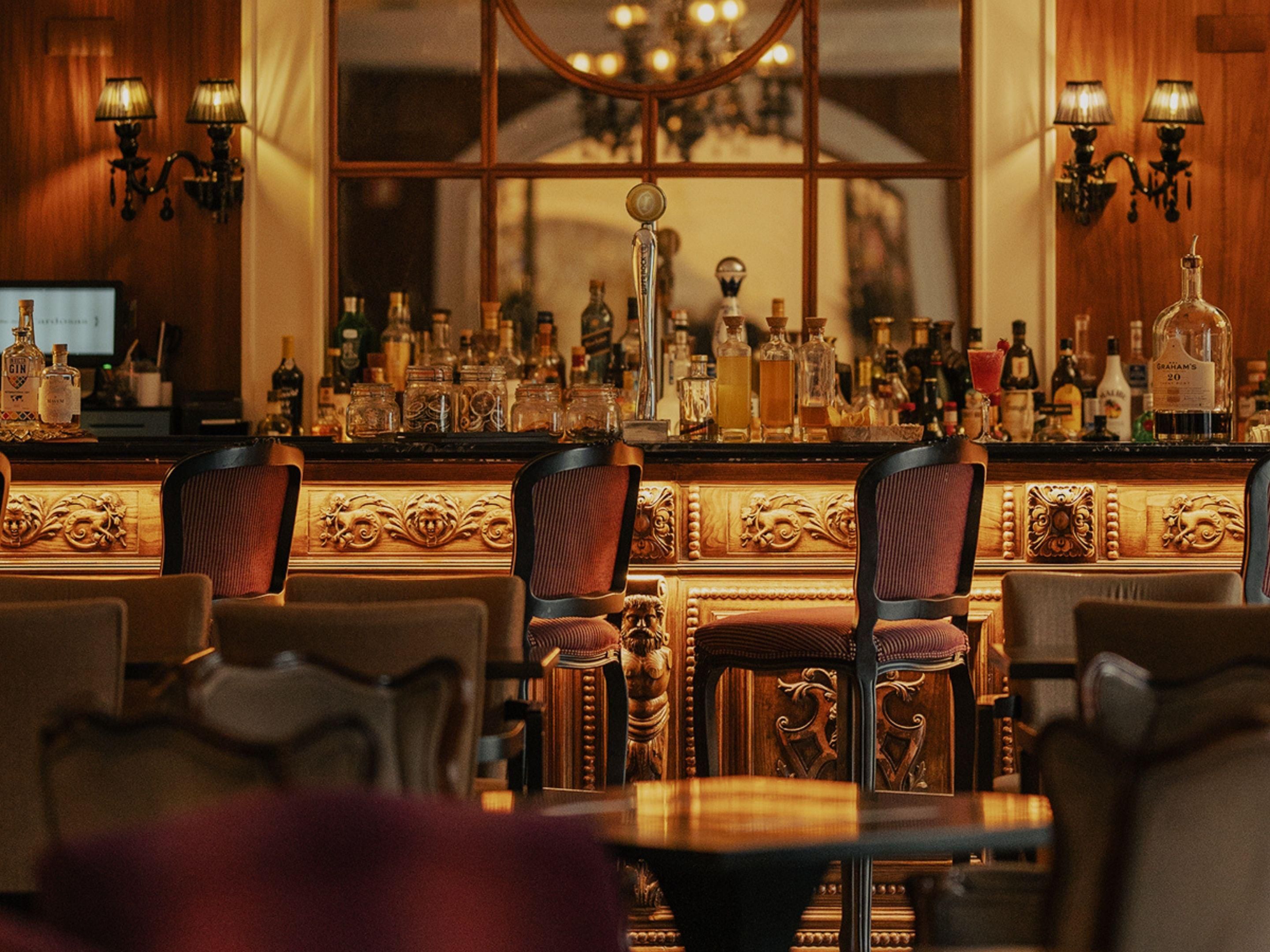 Charming  Cardosas Bar in Porto's Historic Center