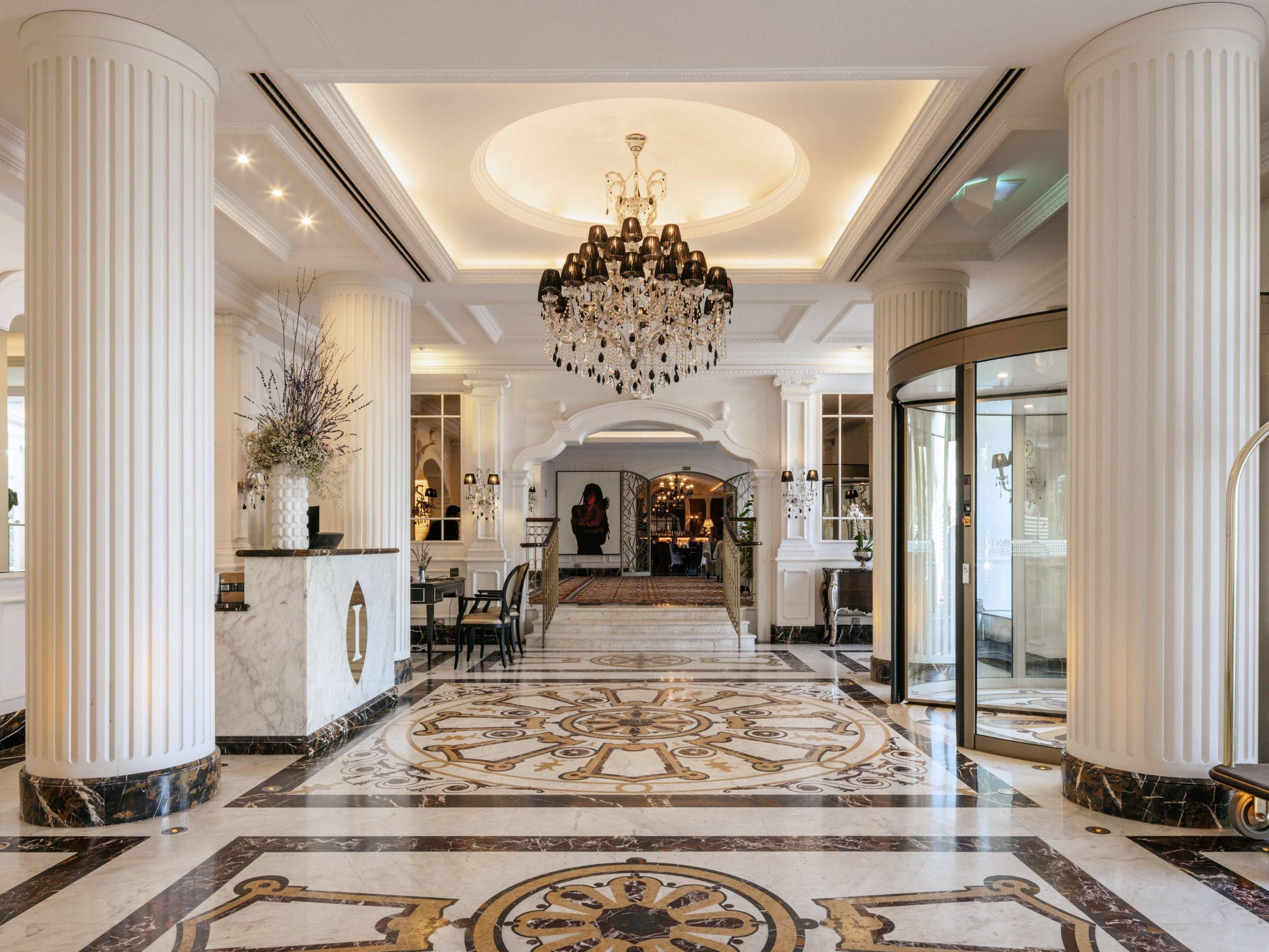 Luxurious grand entrance 