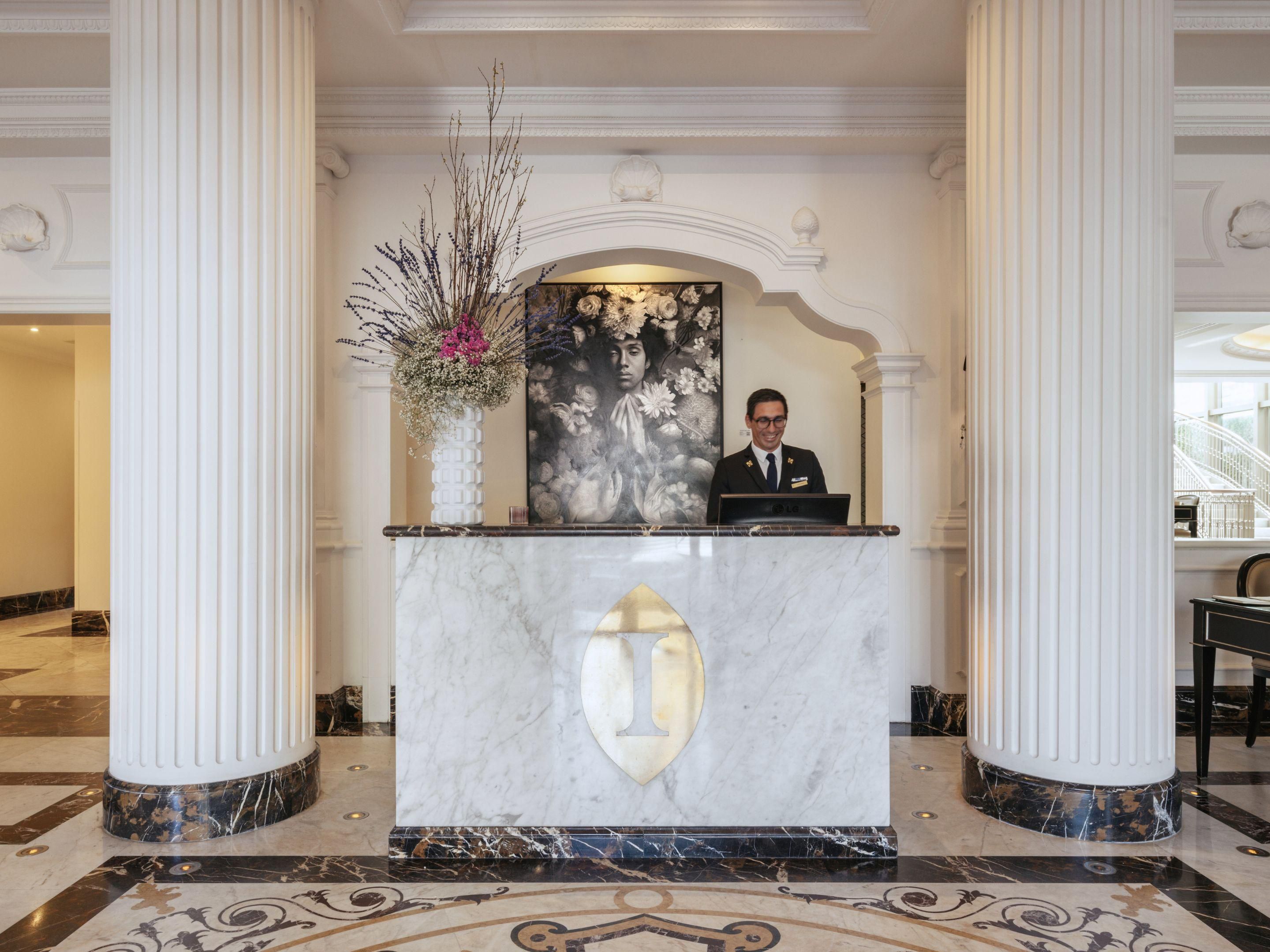 Luxurious hotel concierge service in Porto