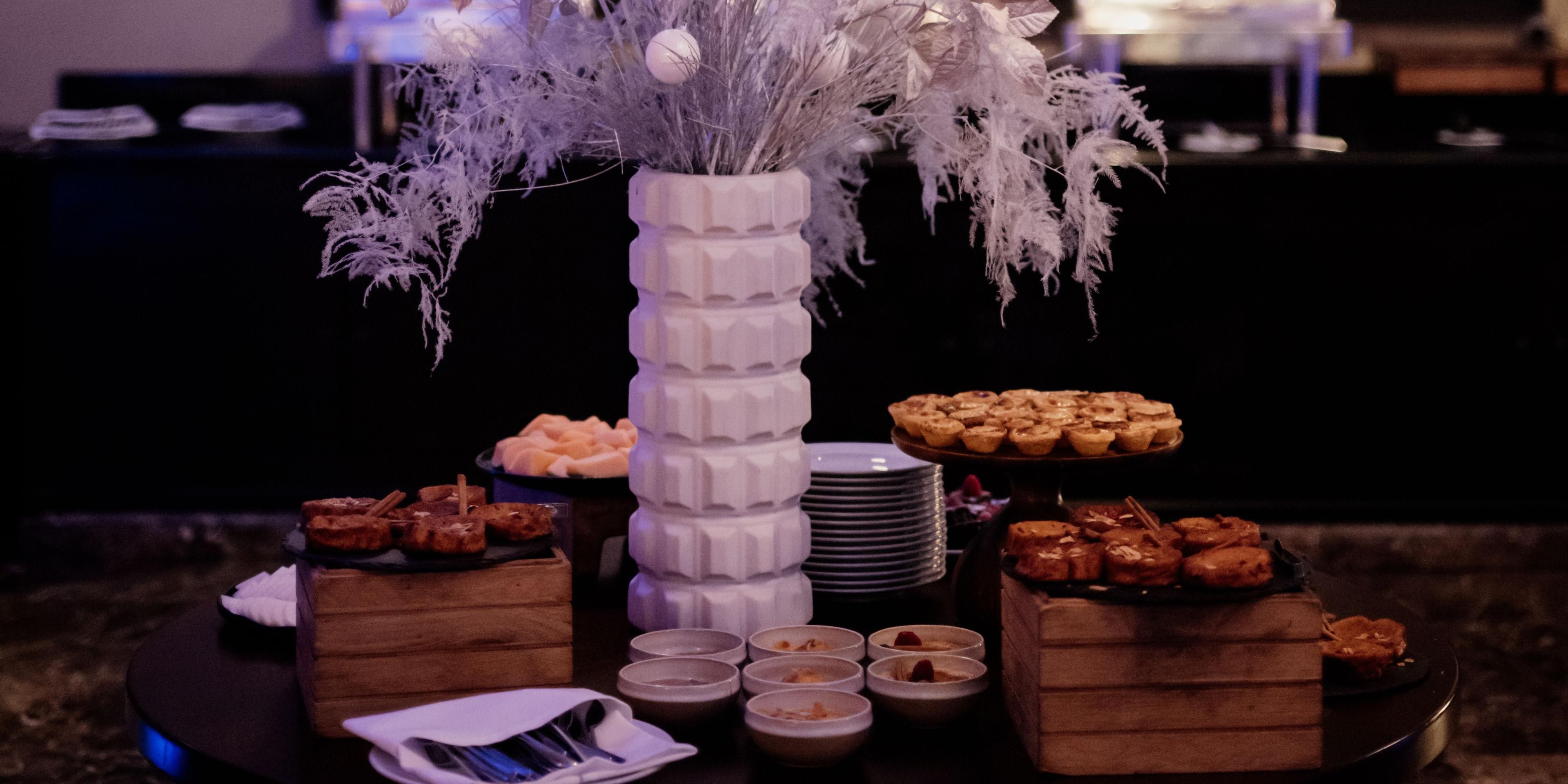 Celebrate the festive season at InterContinental Porto – Palácio das Cardosas. From corporate events to family and friends gatherings, our Christmas group menus offer the perfect setting, seasonal flavors and unforgettable moments. Book now and make this Christmas truly special!