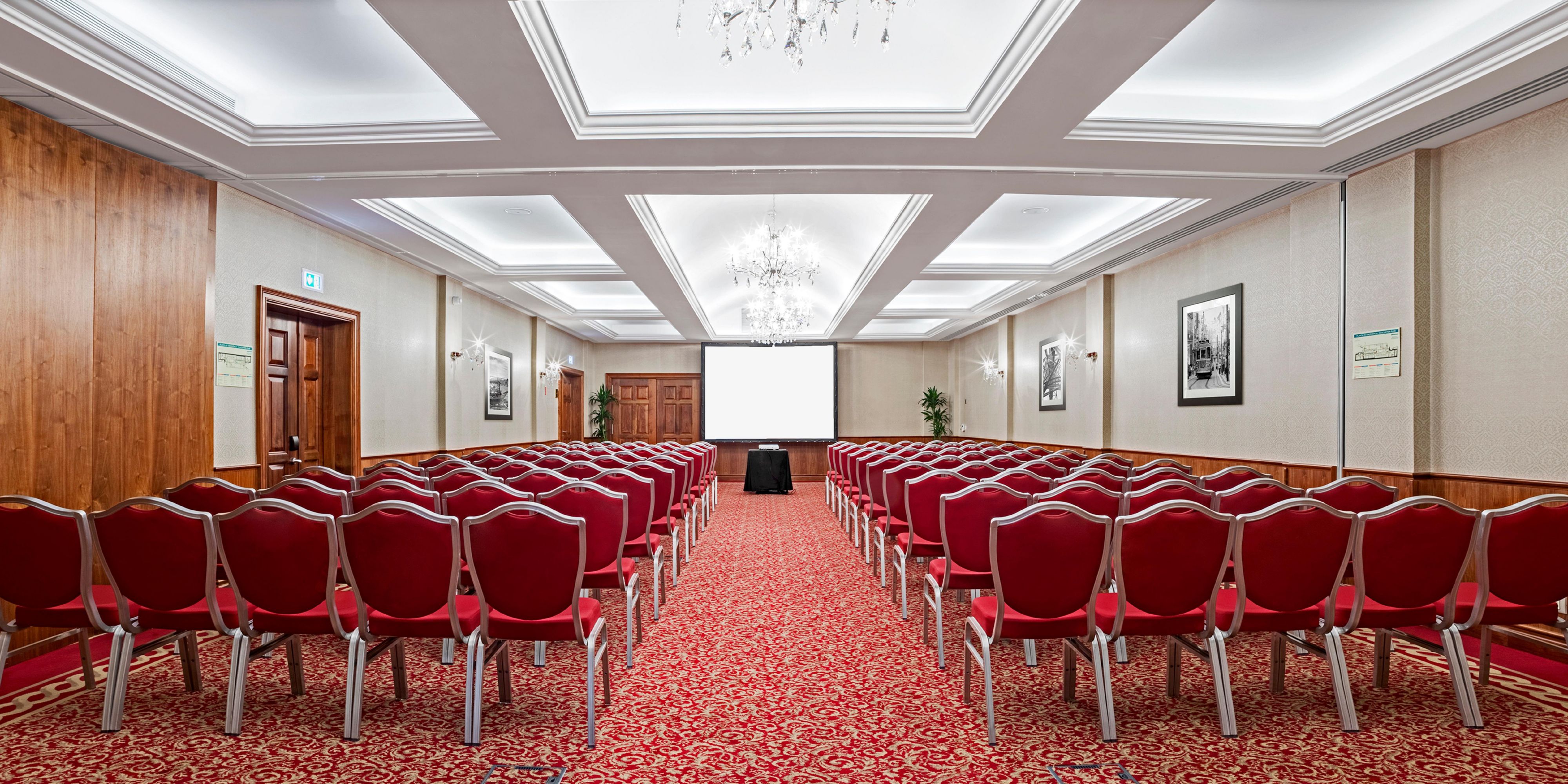 InterContinental Porto - Palácio das Cardosas is ready to host any kind of events! It has a privileged location in the center of Porto with 121 m2 and all the necessary conditions to provide a tailor-made event. Take advantage of the distinct meeting packages adapted to the needs of each group, with the possibility of including accommodation.
