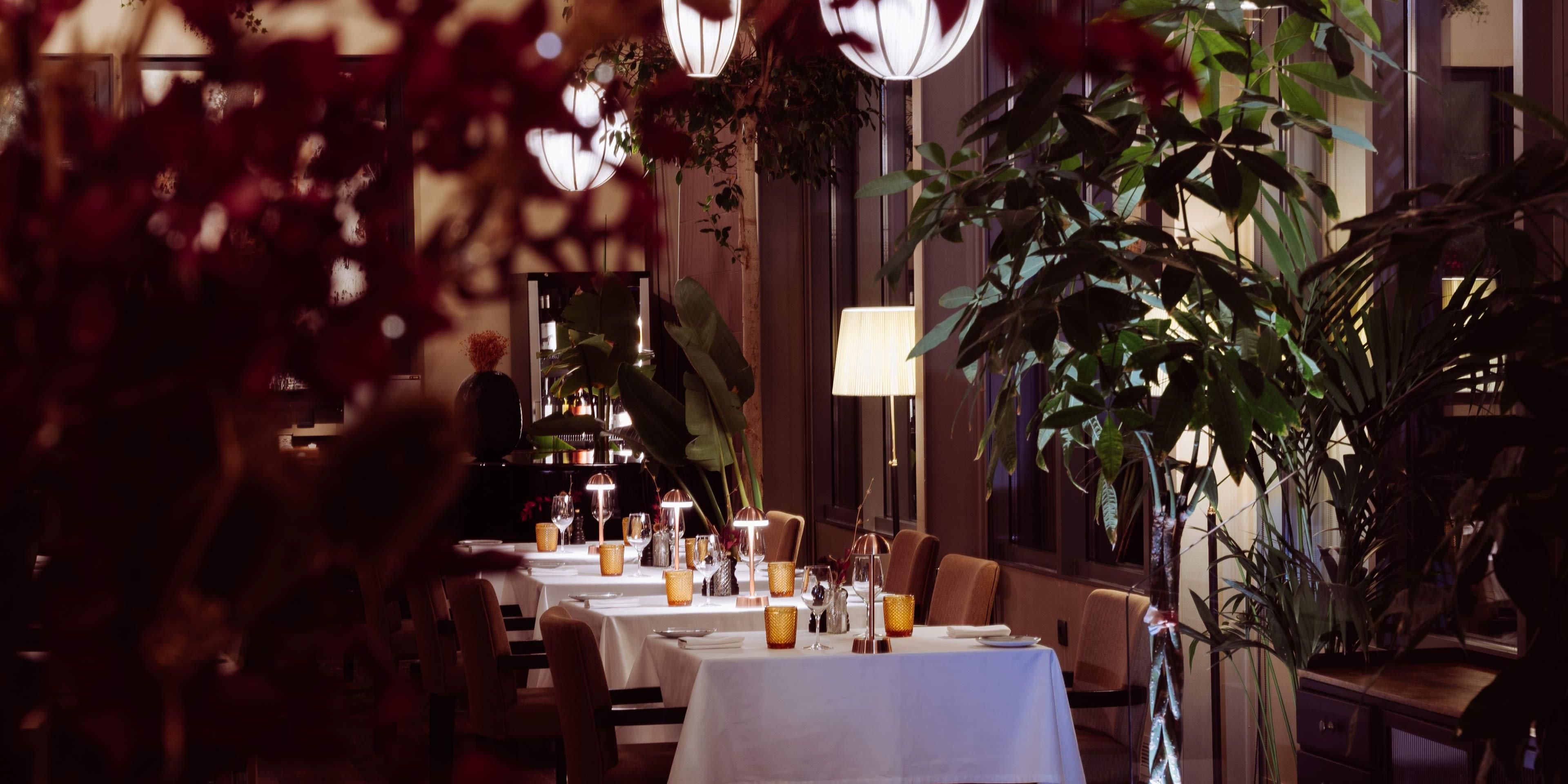 Why not join us in Astória Restaurant for a relaxing drink after a long day of work, travel or sightseeing? Or you can treat you and your family in our Astória Restaurant, where we offer afternoon tea daily, or a brunch buffet on Saturdays and Sundays. 

Why not book with us today?

We look forward to welcoming you.