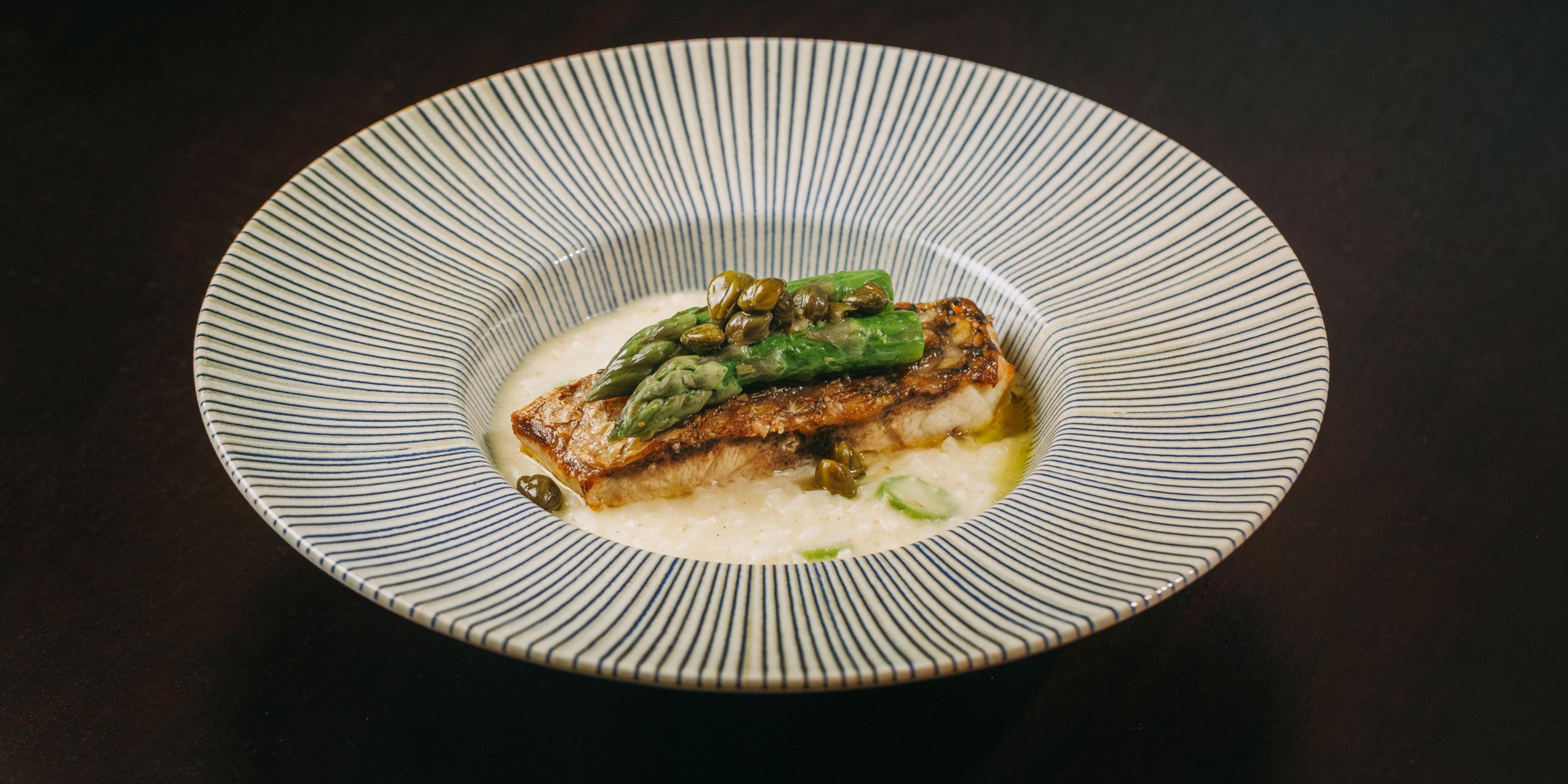 Restaurant Astória's new menu is a celebration of Portugal's culinary heritage, bringing traditional flavors to the forefront. Chef Vítor Santos invites you to rediscover our origins with each expertly crafted dish. Join us at Astória and experience the essence of tradition with a modern twist in every bite.