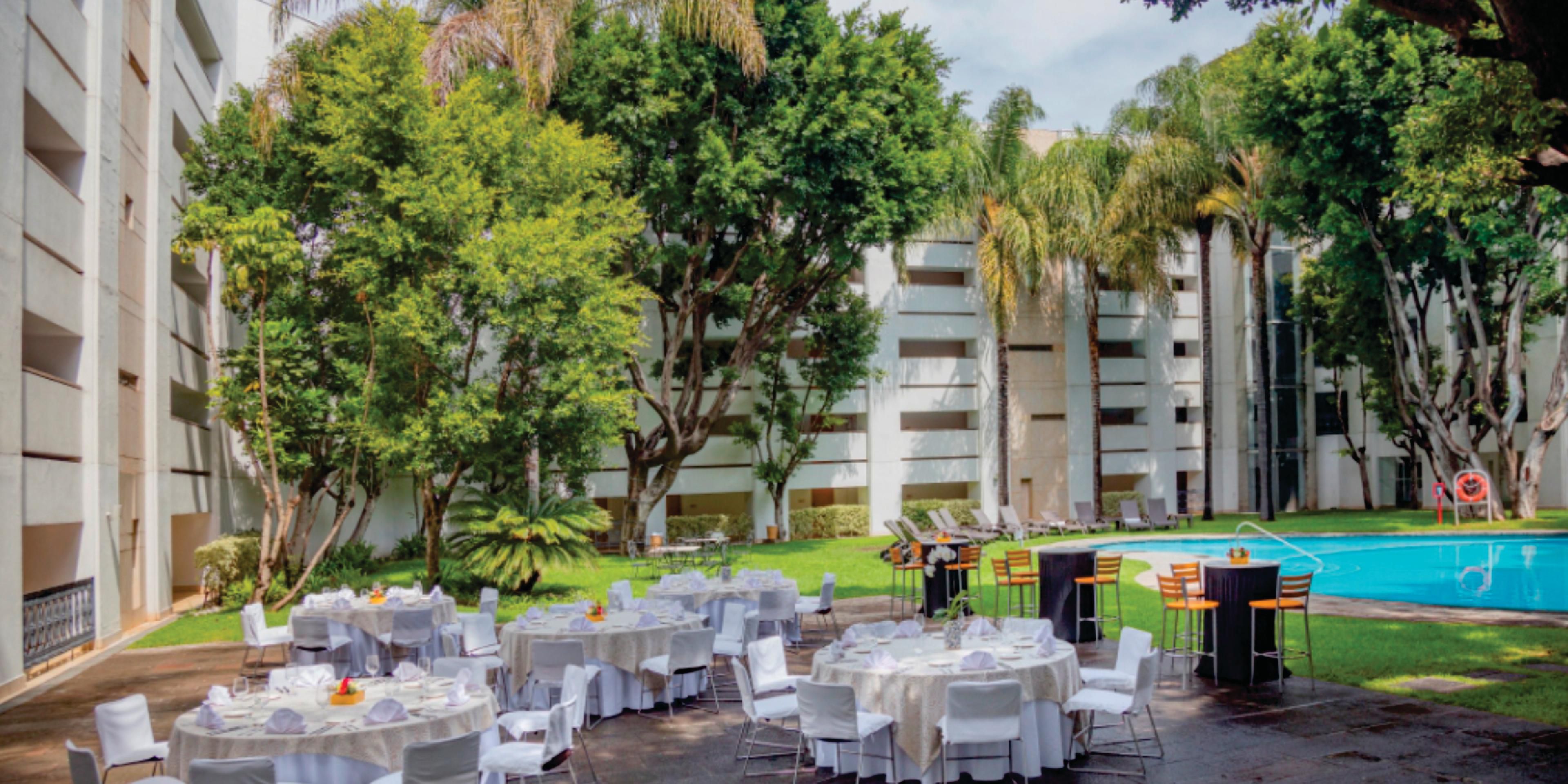 El servicio, la elegancia y el deleite culinario, serán constante de su día perfecto. Nuestras instalaciones van desde reuniones muy íntimas y familiares, hasta una gran recepción con espacios hasta de 450 personas. Podemos ofrecerle una variedad de paquetes totalmente personalizables a sus necesidades. ¡Suéñelo y nosotros lo hacemos realidad!