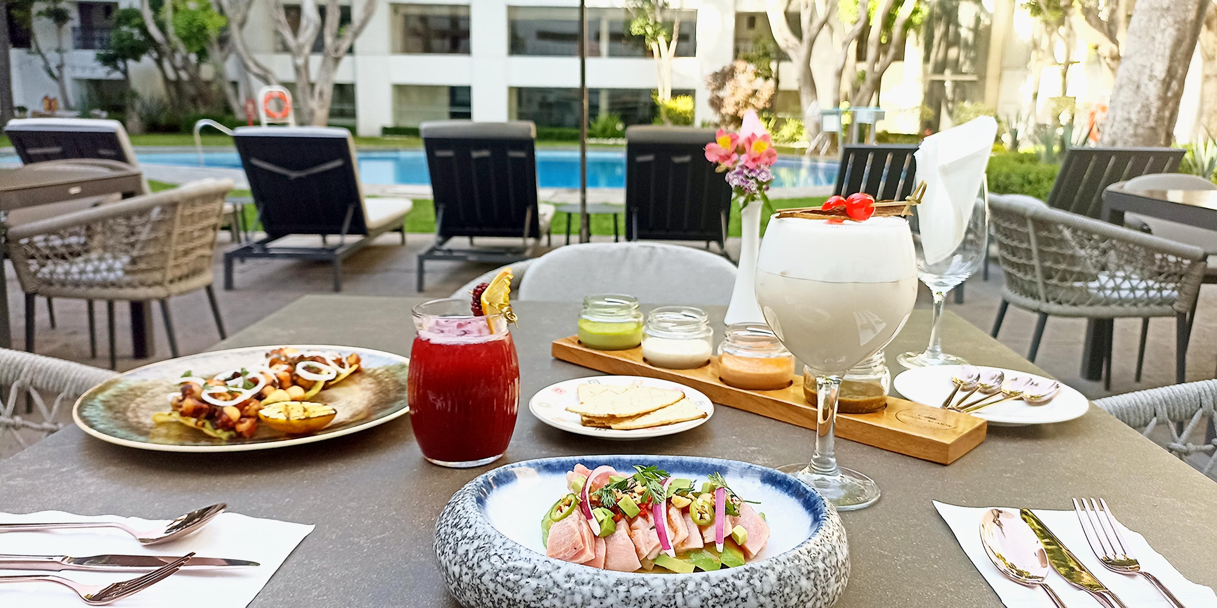 Immerse yourself in Pescao & Limon, the cevicheria in Puebla with a refreshing garden and pool. Enjoy fresh ceviches and seafood dishes in an ideal setting for family meals, romantic dates, or gatherings with friends. Experience exceptional flavors and fun at one of the best restaurants in Puebla!