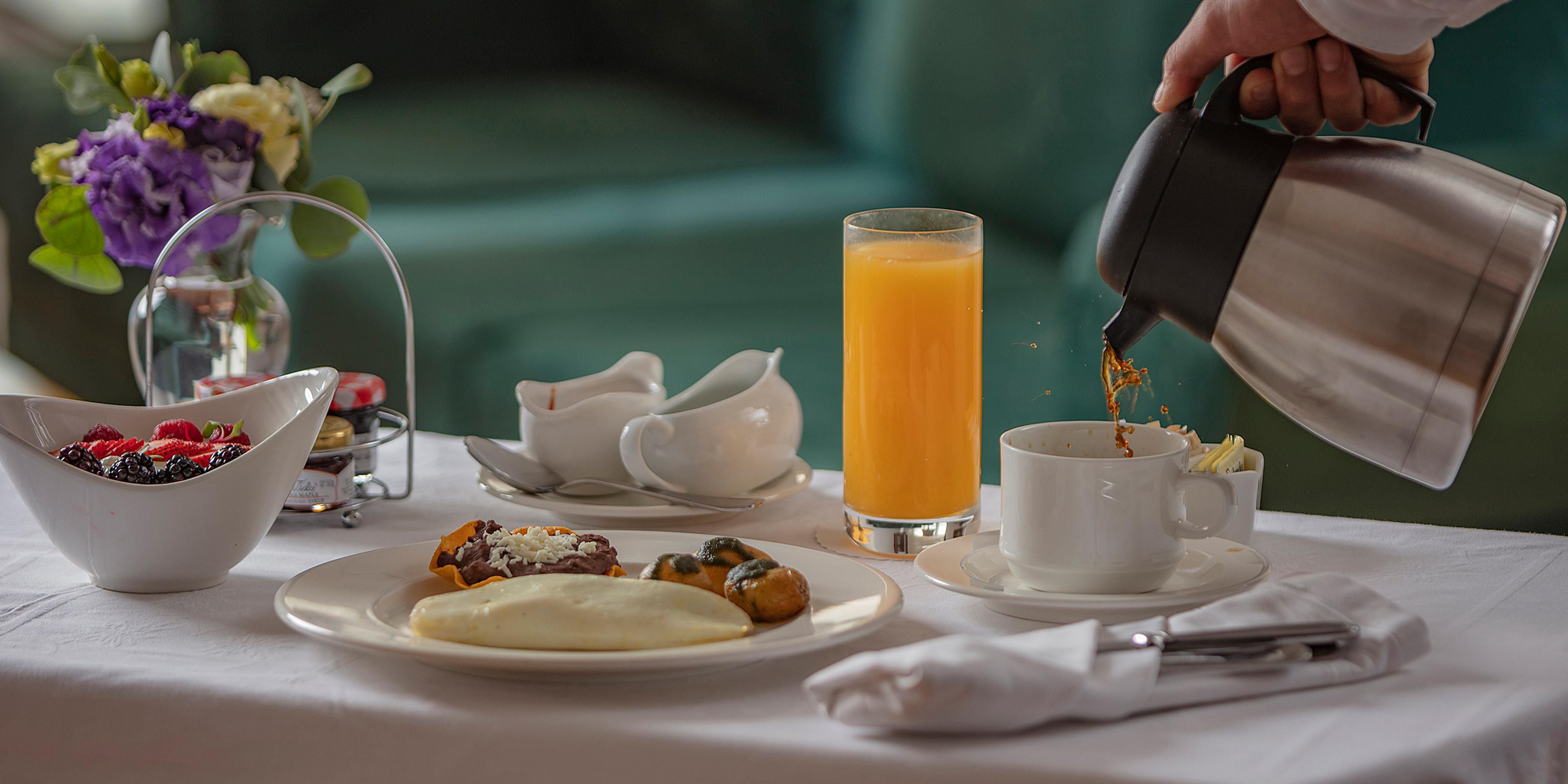 Indulge in our irresistible 3x2 buffet breakfast offer at the Presidente Intercontinental Puebla hotel. Start your mornings with a feast at Cocina de los Ángeles, offering a wide variety of delicious and nutritious options.