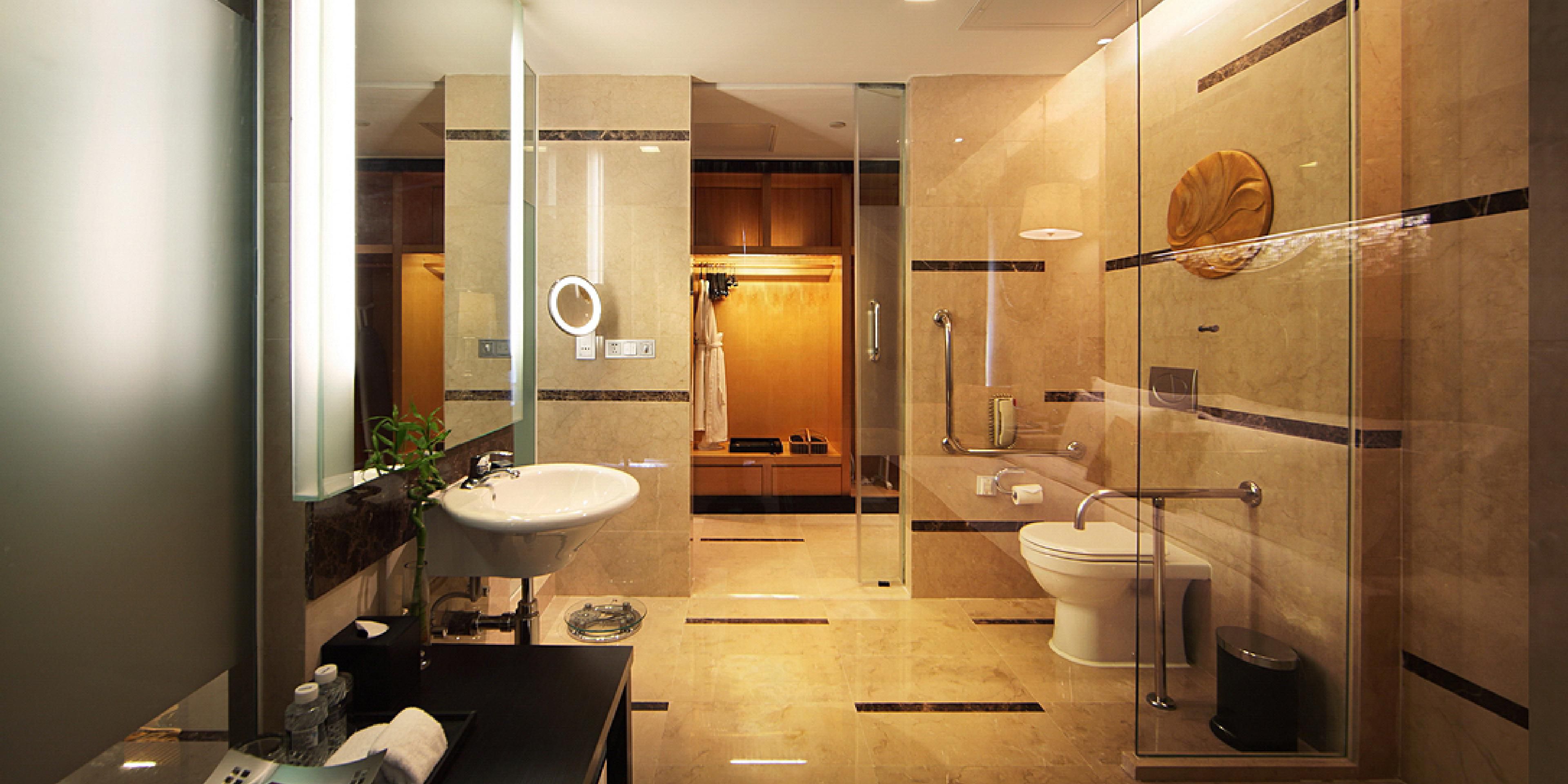 Deluxe King Wheelchair Accessible
