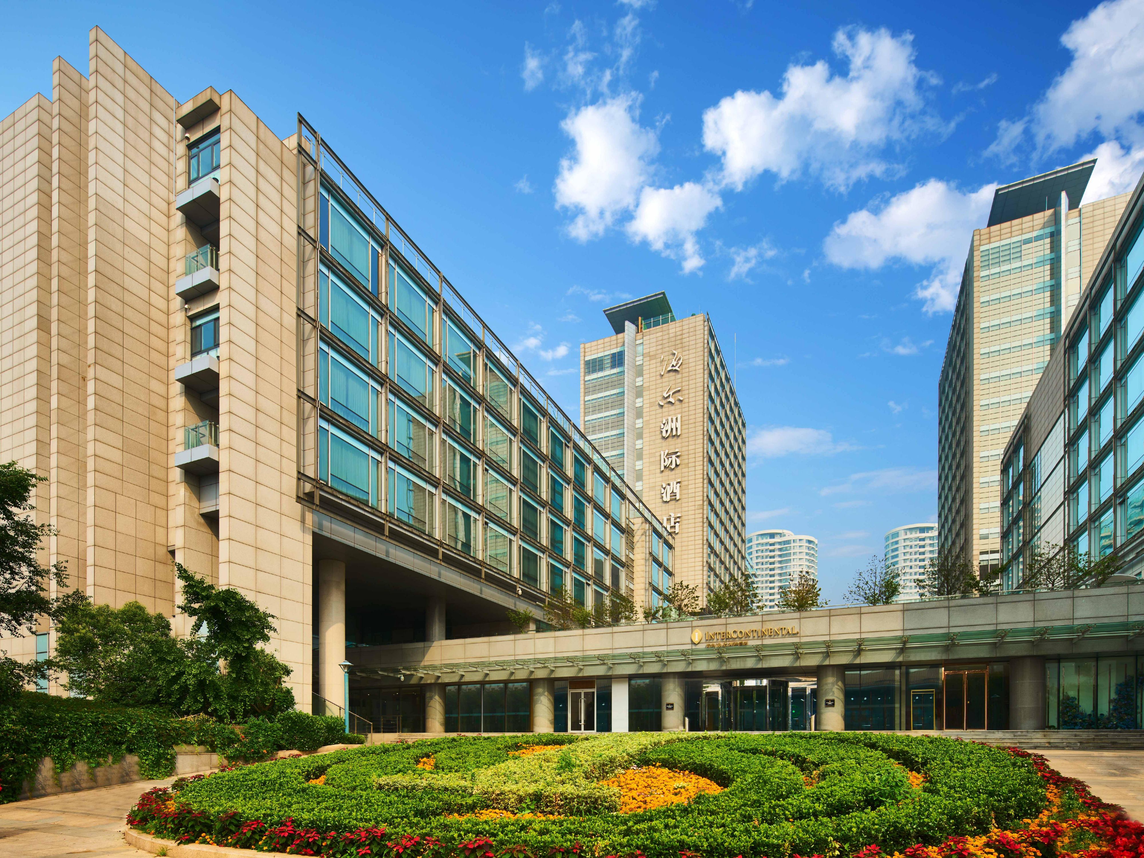 Hotel Exterior- Daylight West Entrance