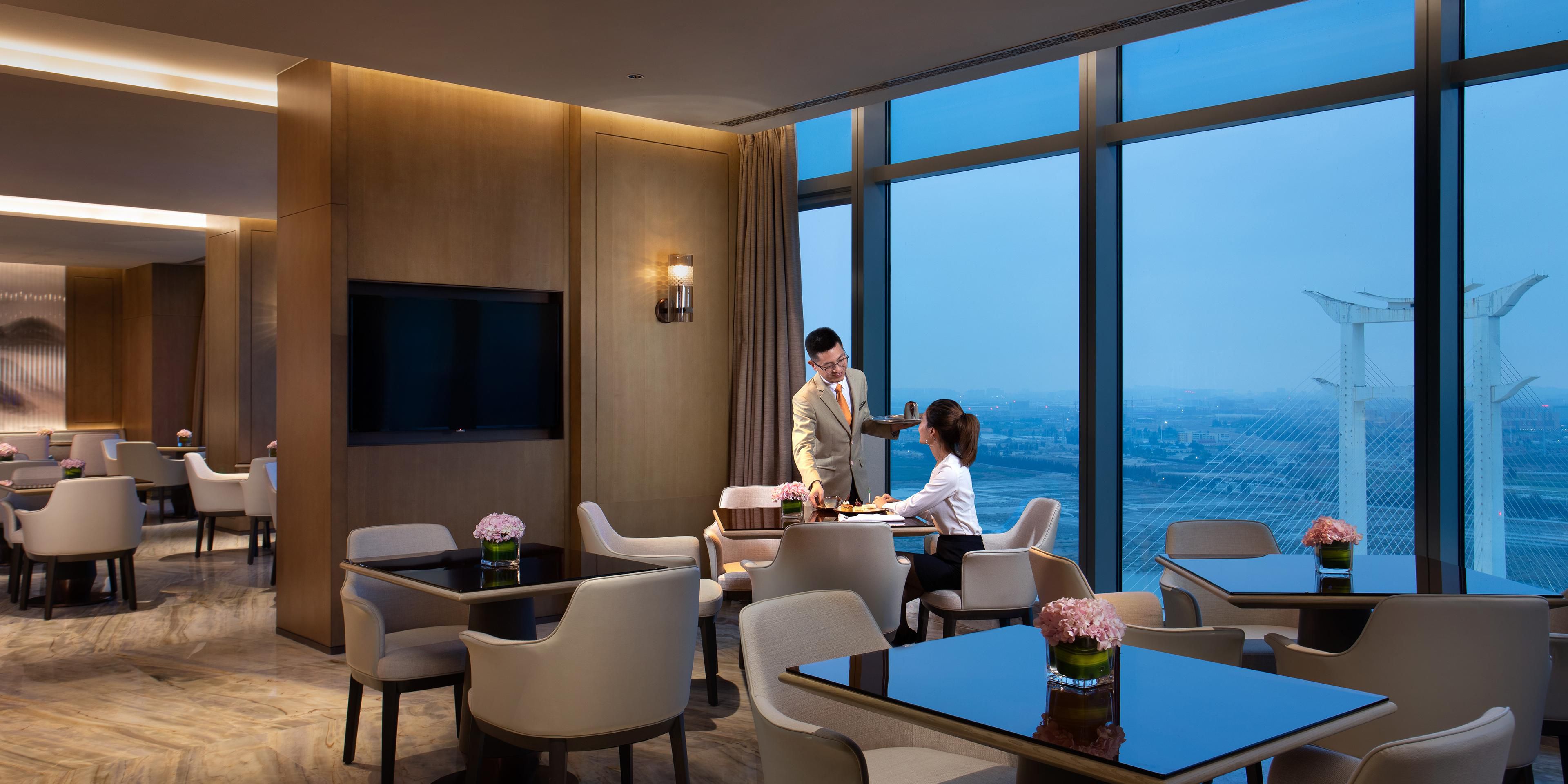 Located on the 26th floor, Club InterContinental offers guests breakfast, afternoon tea, evening cocktails and all-day tea and snacks along with other privileges. The exclusive club is the ideal space for both social and business meetings.