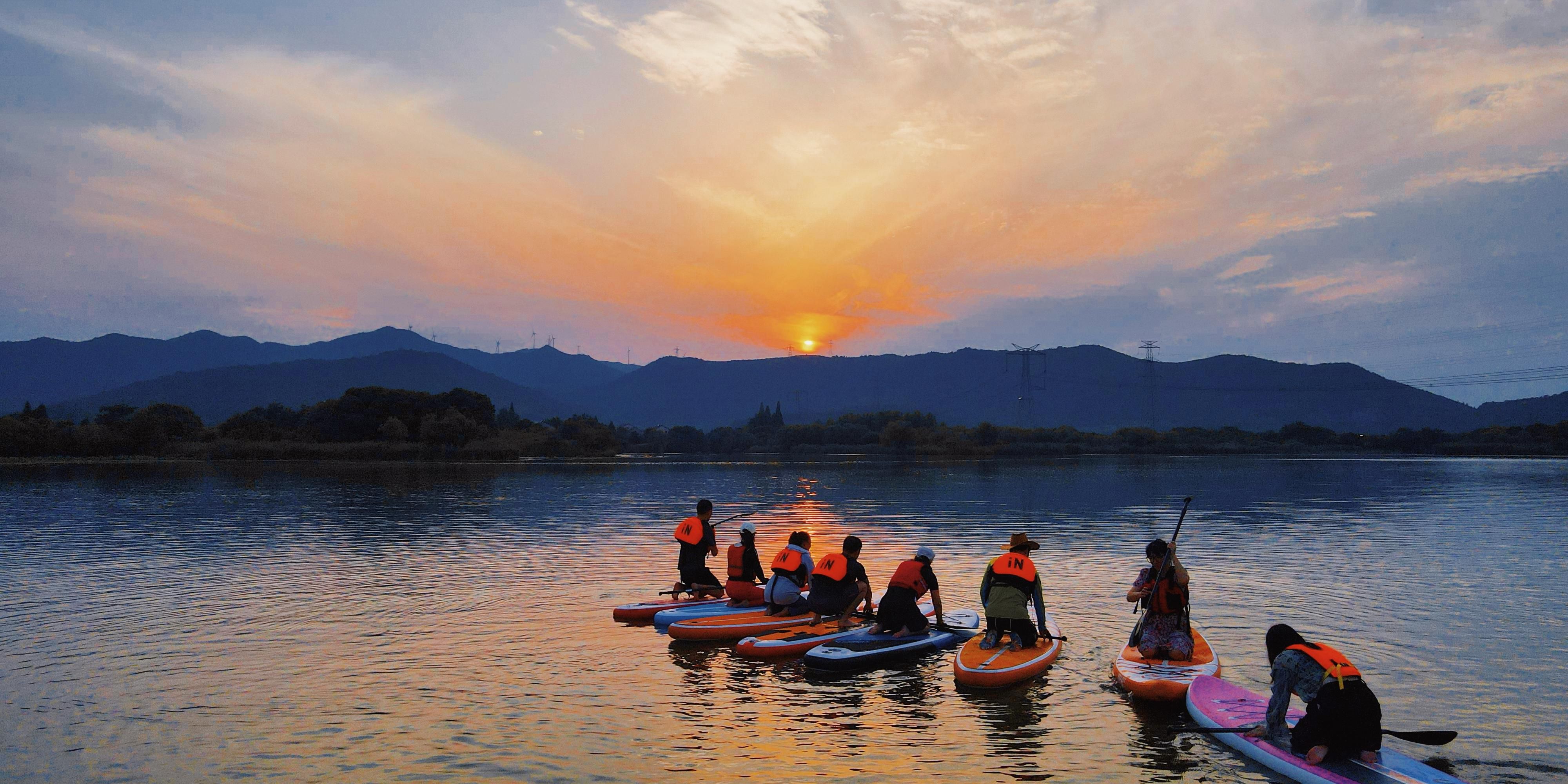 Here, you can ride the waves and experience the rhythmic motion of kayaking, or take control of a stand-up paddleboard to feel the serene balance of gliding across the lake surface. Under the guidance of professional instructors, you can safely get close to the lake water and embrace vitality from a unique perspective.