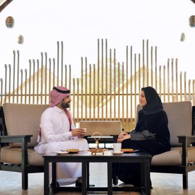 استرخ مع كوكتيلات الفاكهة الرائعة والمقبلات والسلطات مع إطلالة رائعة