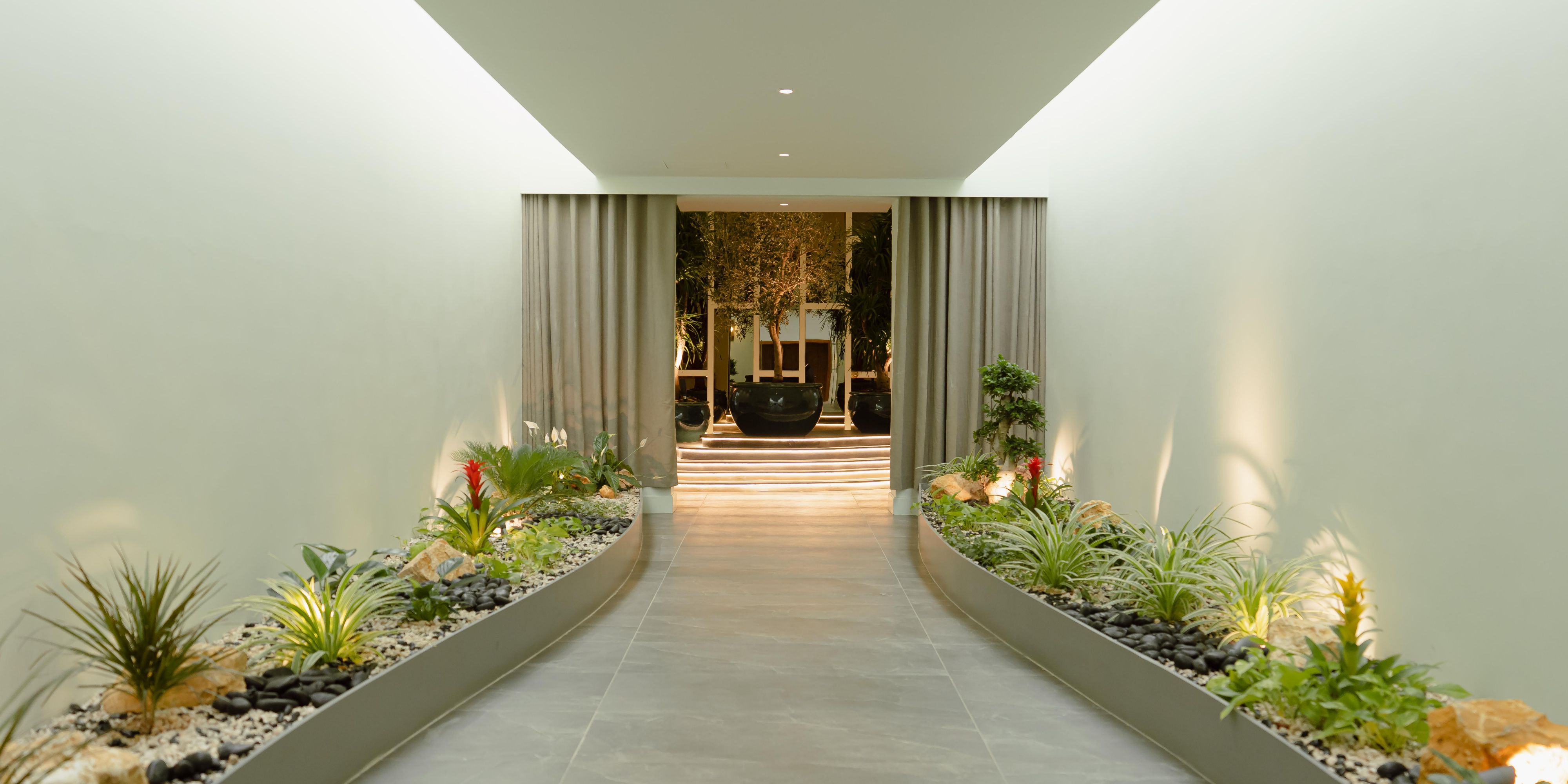 InterContinental Durrat Al Riyadh is home to the Middle East's first HARNN Heritage Spa, a Thai brand known for its excellence. Rebalance body and spirit with holistic therapies and botanical-infused treatments. Discover luxurious facilities, including an indoor swimming pool, a fully equipped gym, treatment rooms, steam room, sauna and Jacuzzi.