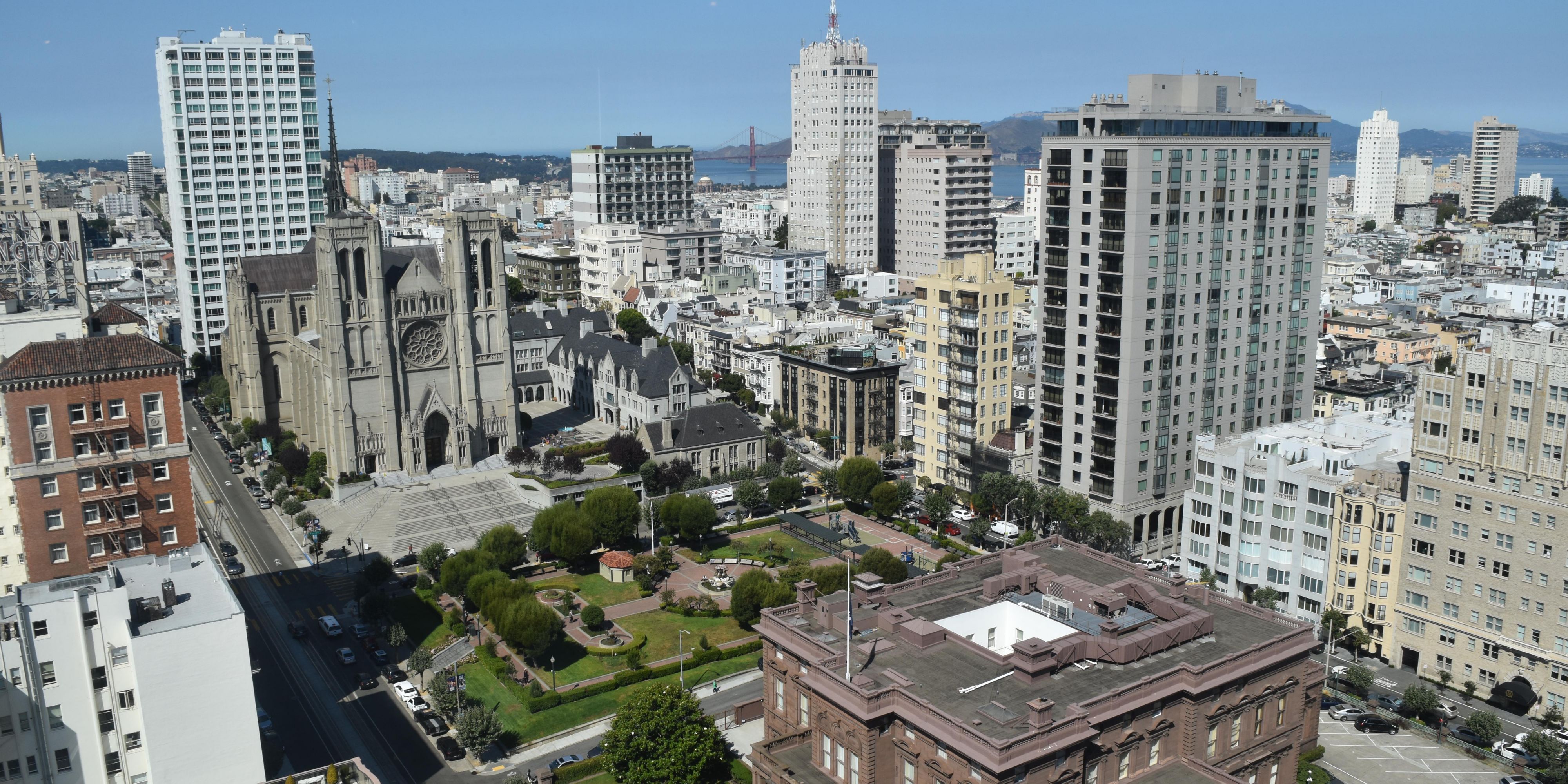 Located in Nob Hill, our pet-friendly hotel offers sophisticated luxury in the heart of San Francisco near Union Square and North Beach. Guests can move easily around the city by hopping on one of three nearby cable car lines. The Financial District and Transamerica Pyramid building are less than a mile away, catering to the business traveller.
