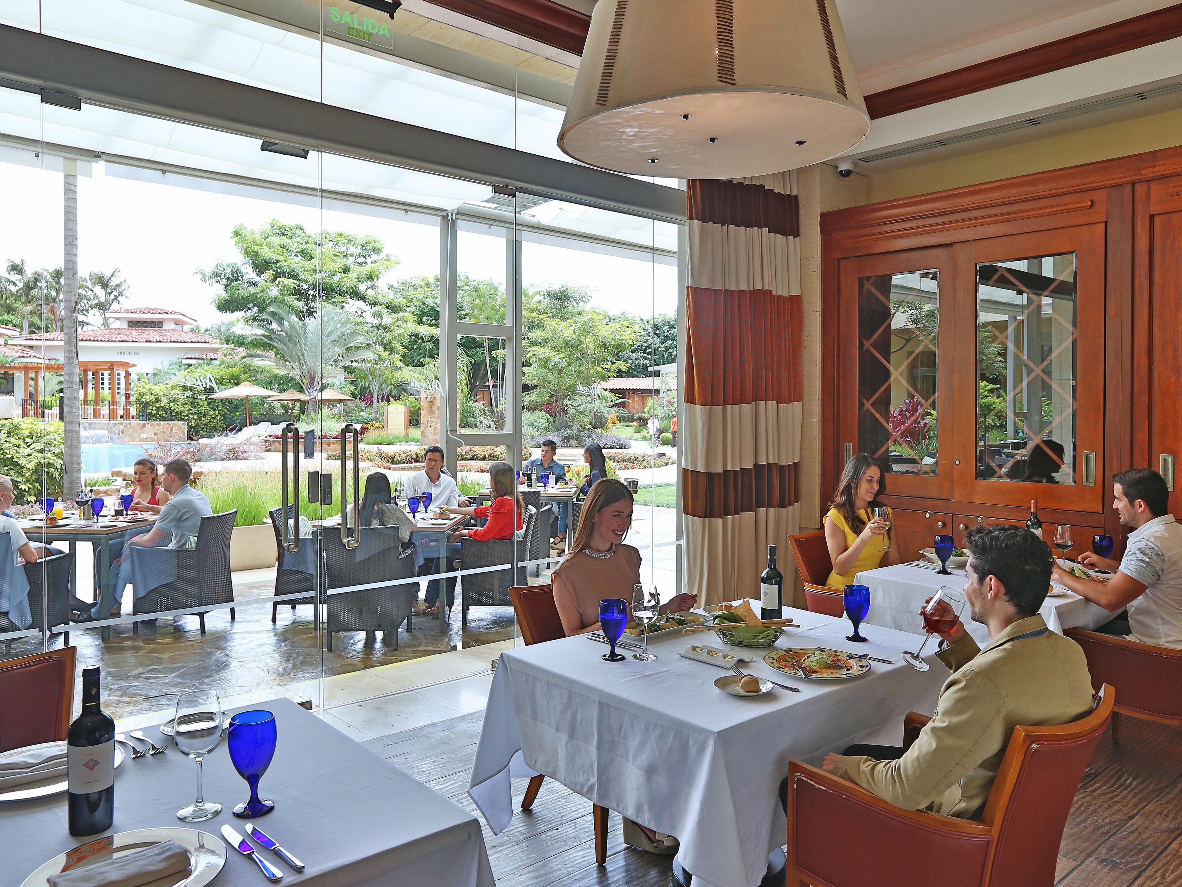 Disfrute del almuerzo en Pimento