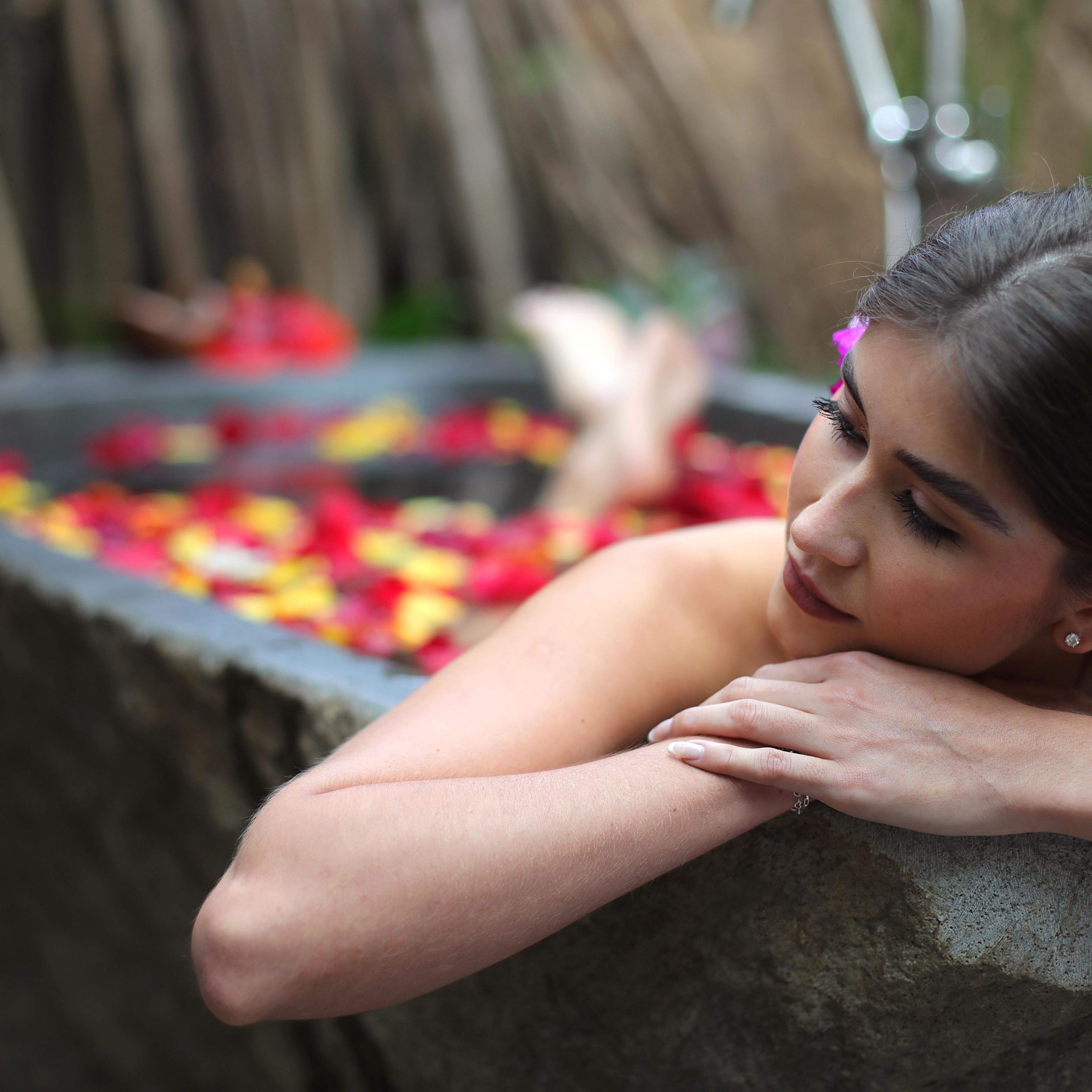 Disfrutando de un baño en una tina de flores
