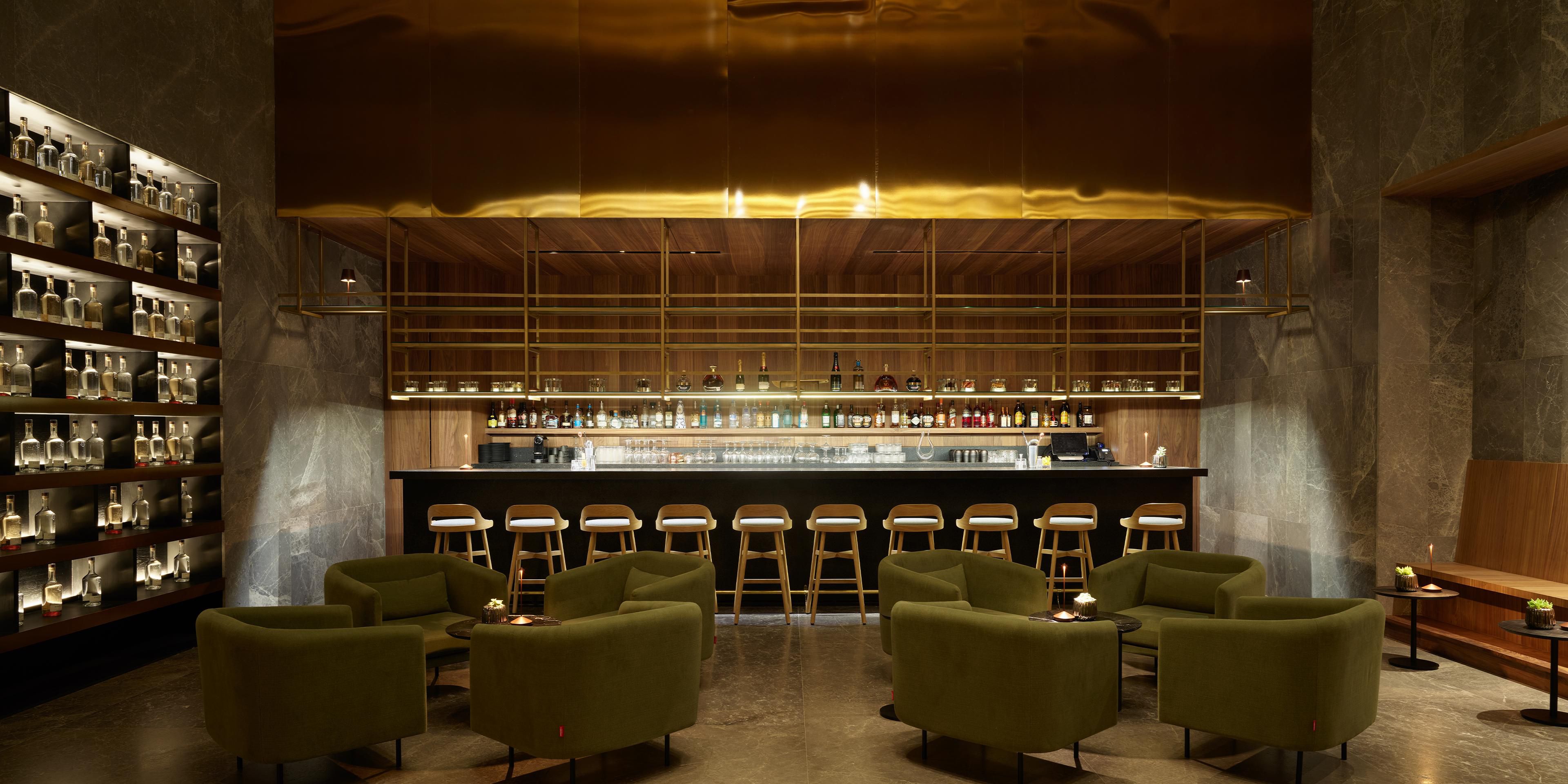 Descubra Bar Epicentro en el hotel Presidente InterContinental Monterrey, un espacio elegante con una amplia lista de cocteles de autor y vinos selectos. Ideal para relajarse después del trabajo o disfrutar con amigos. Una opción imperdible entre los restaurantes San Pedro.