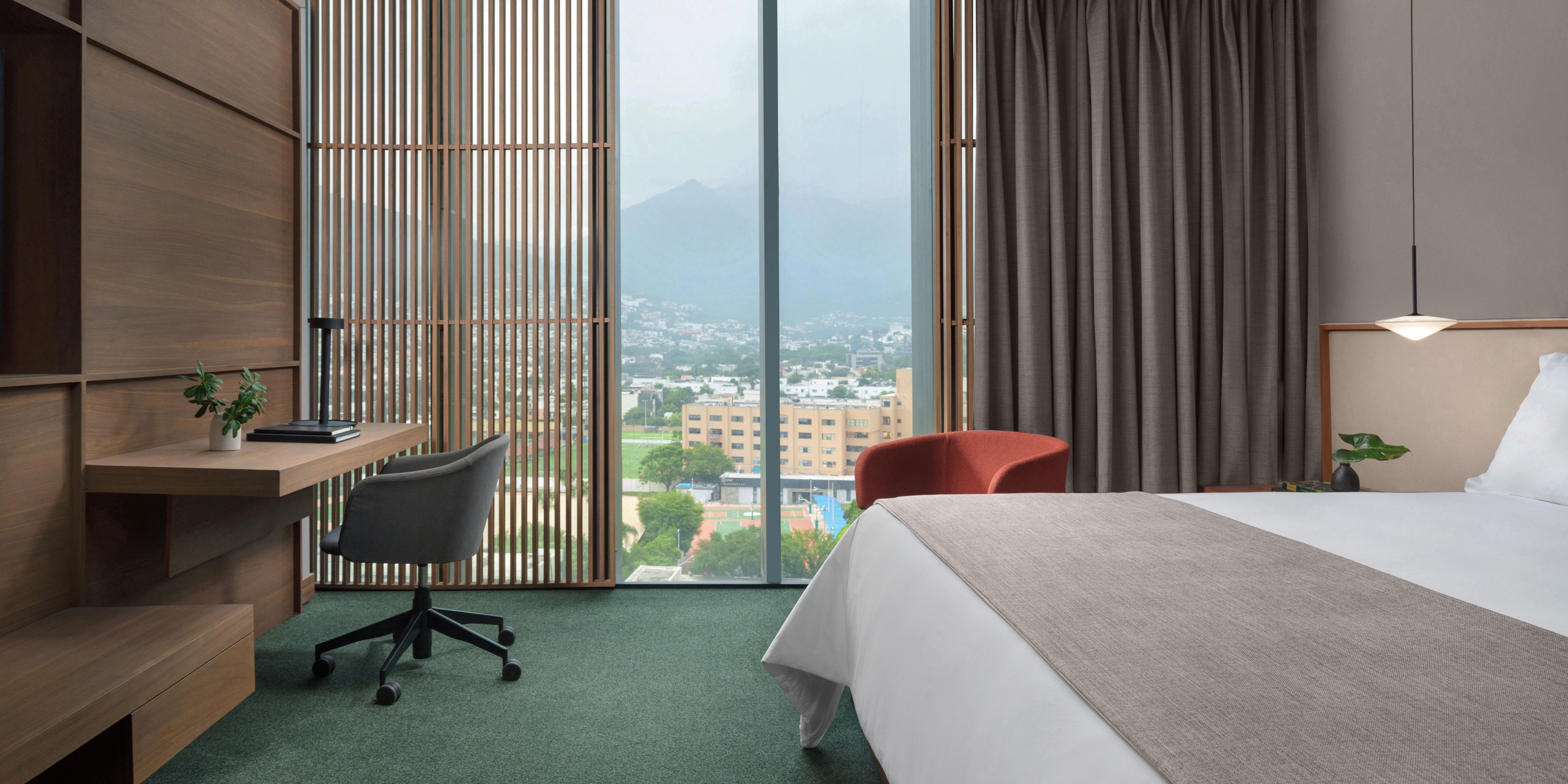 Descubra el lujo en Monterrey en nuestro hotel de lujo, donde encontrará alternativas en diferentes categorías de habitaciones, desde la clásica hasta exclusivas suites con atributos únicos. Disfrute de comodidad, elegancia y tecnología de vanguardia en cada espacio. Reserve hoy y viva una experiencia inolvidable.