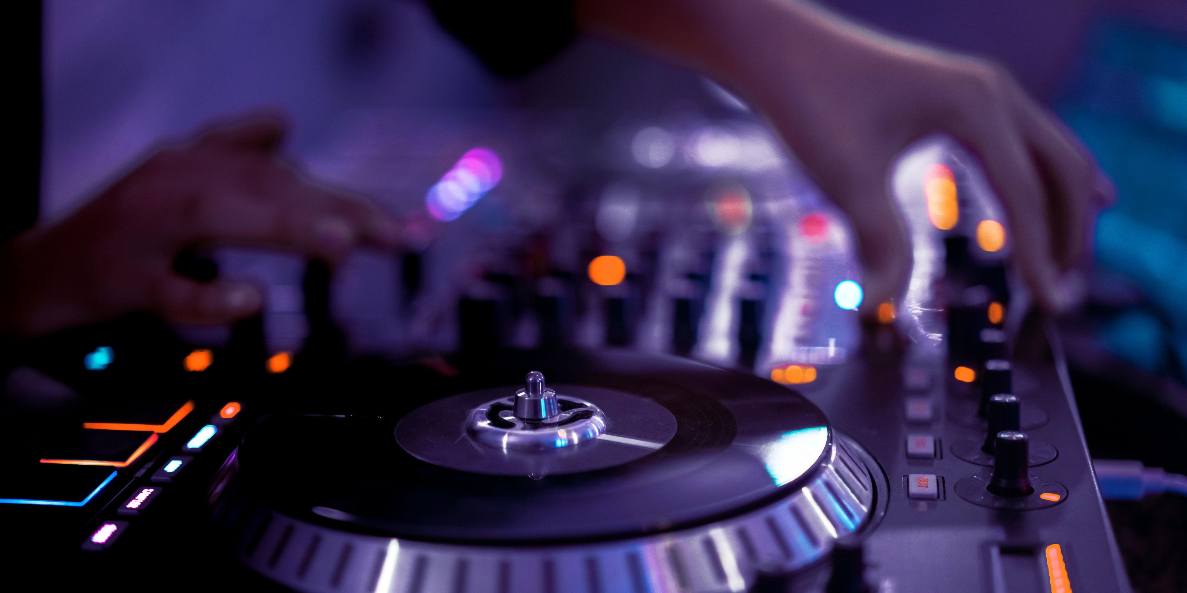 All September long, immerse yourself in vibrant evenings with live DJ performances at InterContinental San Pedro Sula. Let the rhythm and beats elevate your stay as you relax in our luxurious setting where style meets sound. Join us for unforgettable nights filled with music, energy, and elegance.
