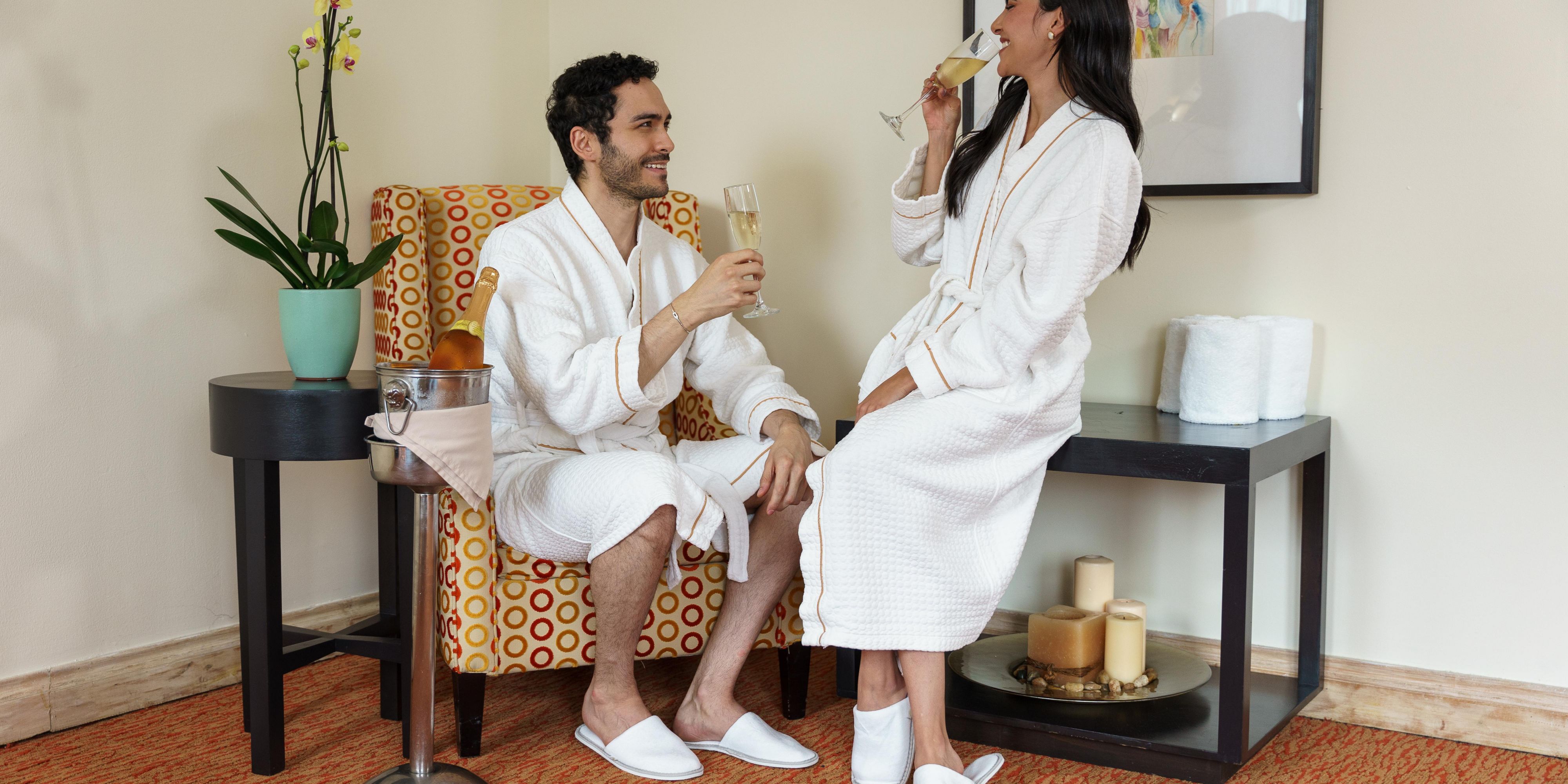 Only in May! Renew your skin and relax like never before. Enjoy our experience of 2 candle massages for two people. Additionally, we will pamper you with masks and 2 glasses of sparkling wine to make this moment even more special. All of this will take place simultaneously during 2 hours of relaxation and wellness for both of you.