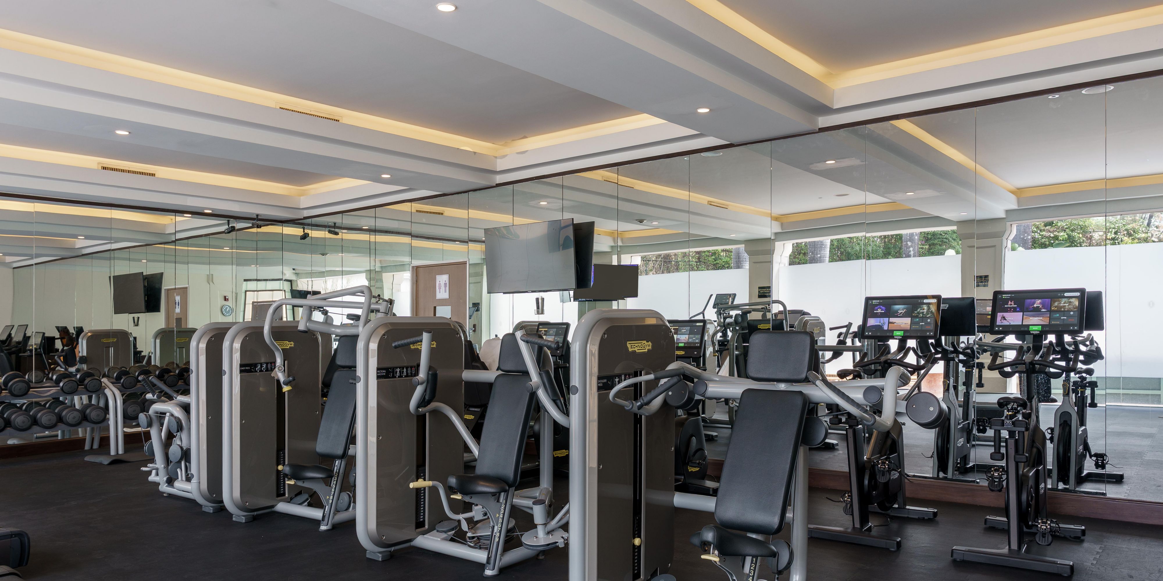 Descubre nuestro gimnasio recién renovado. Con equipo completamente nuevo y modernas comodidades, nuestro gimnasio es el lugar perfecto para mantenerte activo. Encontrarás todo lo que necesitas para alcanzar tus objetivos. Disfruta de una variedad de máquinas de cardio, equipo de fuerza y más. Mantente en forma y lleno de energía con nosotros.