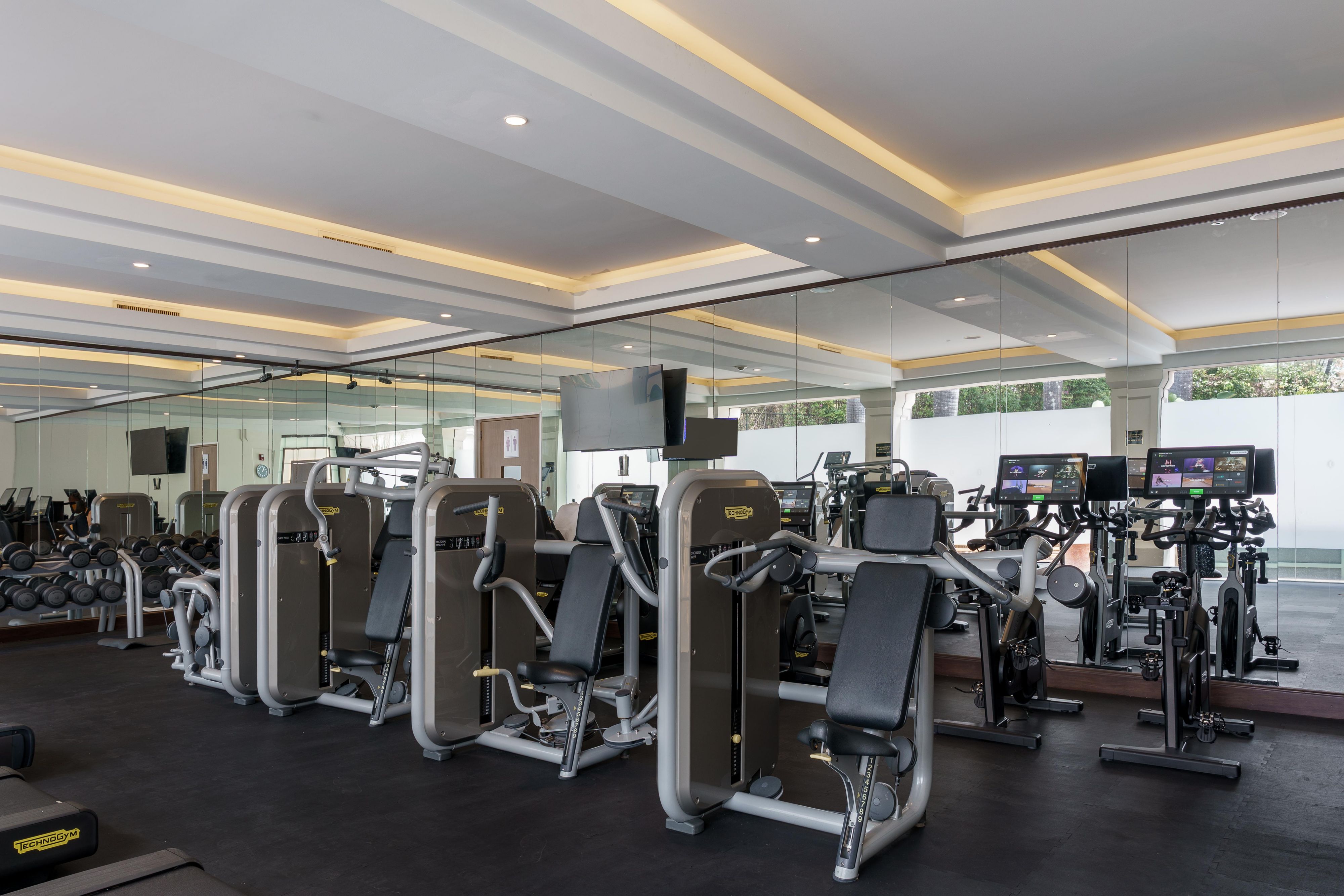 fitness center 