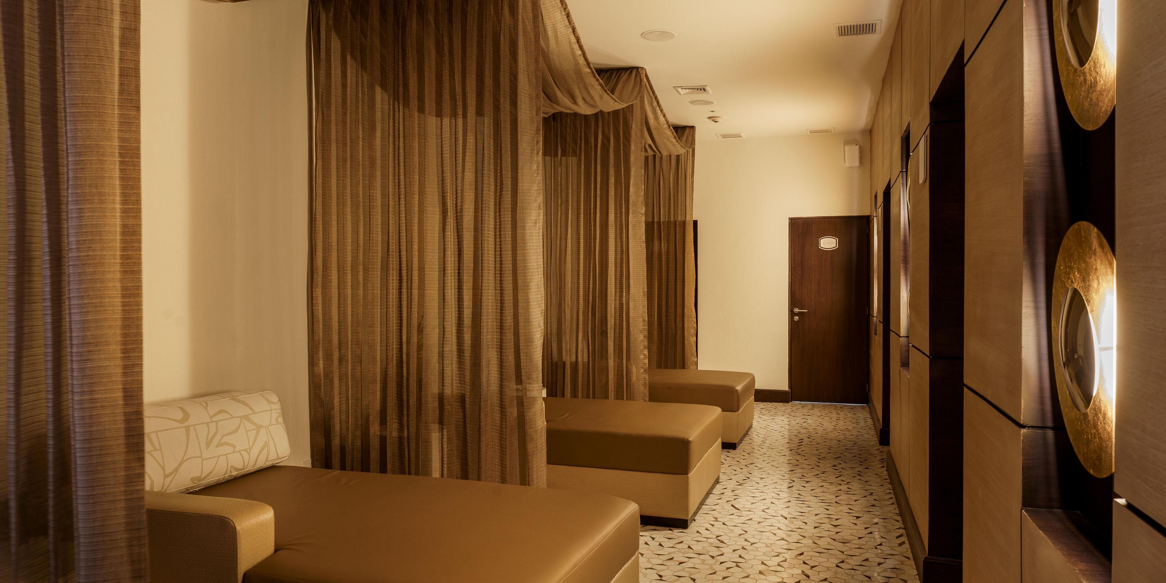 El nuevo centro de bienestar ofrece una variedad de experiencias en el spa y la piscina. Podrá disfrutar de un día relajante, deleitarse con nuestros diversos tratamientos de masaje y aprovechar todas las comodidades que InterContinental tiene para ofrecerle. Experimente el rejuvenecimiento y la tranquilidad en nuestro sereno oasis