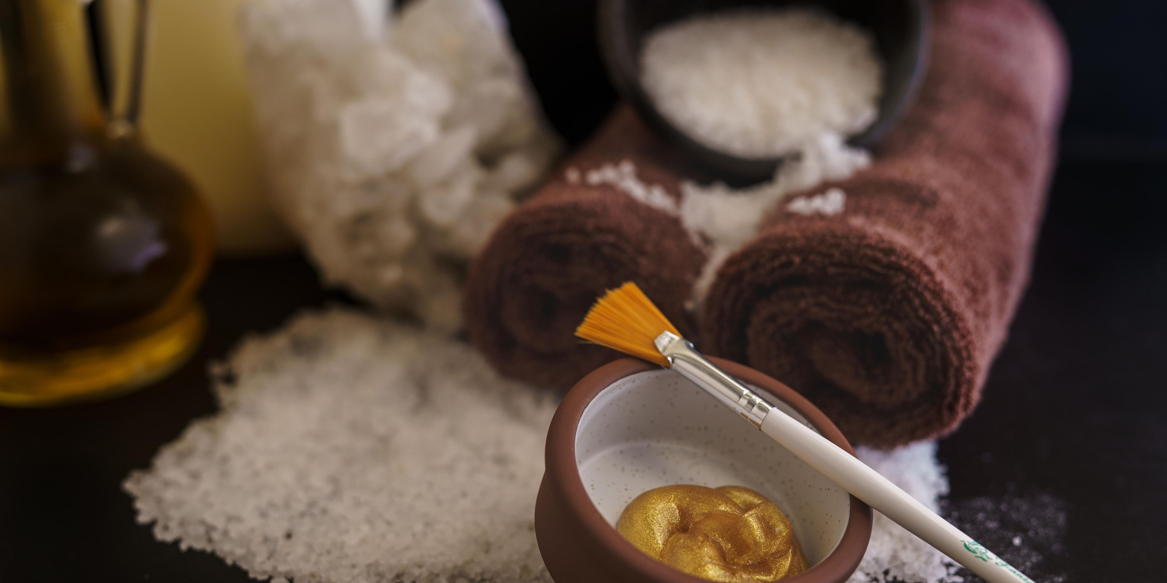 Sumérjase en la tranquilidad de Spa Presence, donde la relajación se encuentra con el rejuvenecimiento. Experimente una variedad de tratamientos, como masajes relajantes, con piedras calientes y tratamientos faciales. Nuestro ambiente sereno y terapeutas aseguran que cada visita sea única. Tenga un momento de paz y recargue energías con estilo.