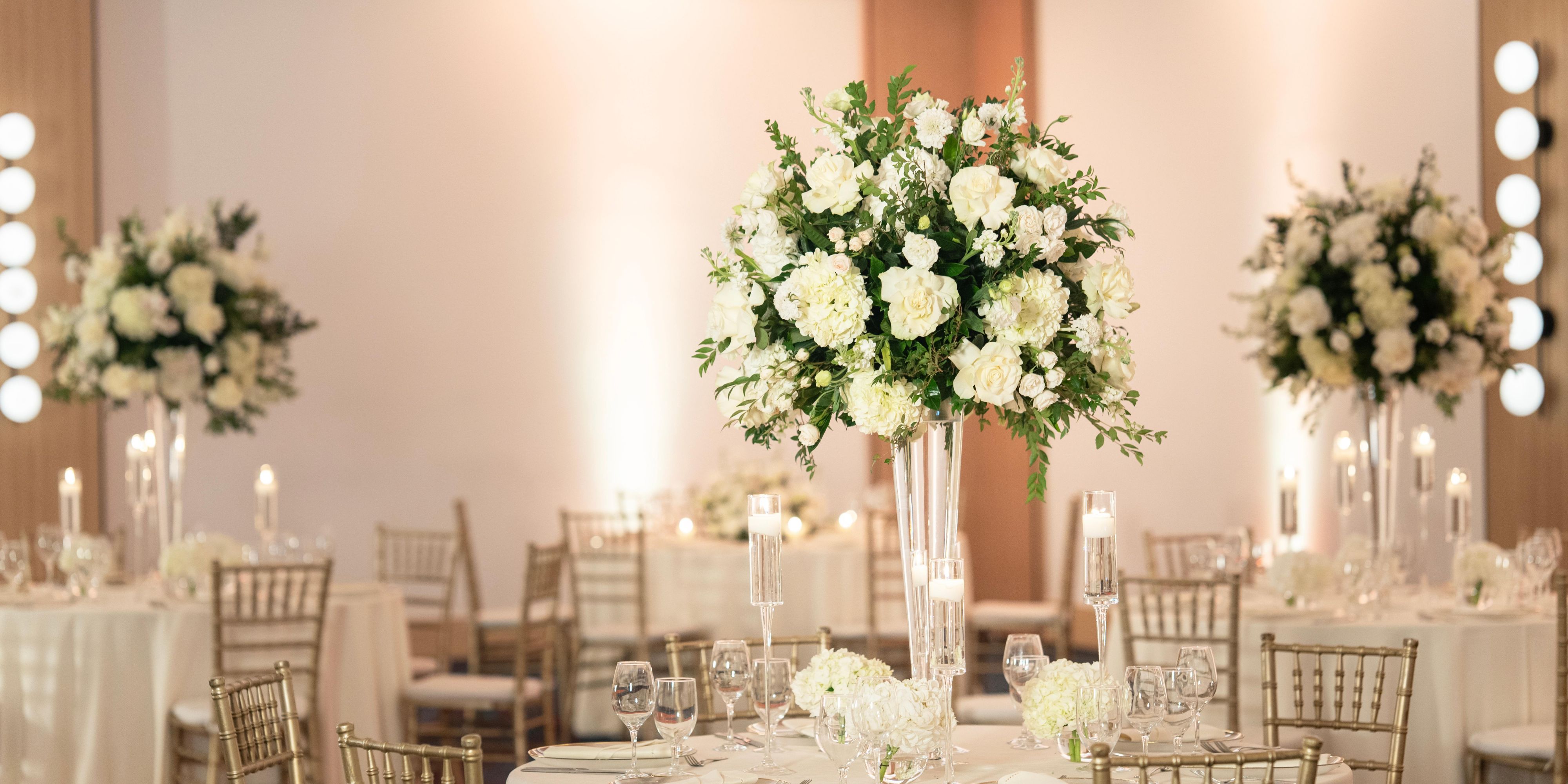 Wedding setting with musicians 