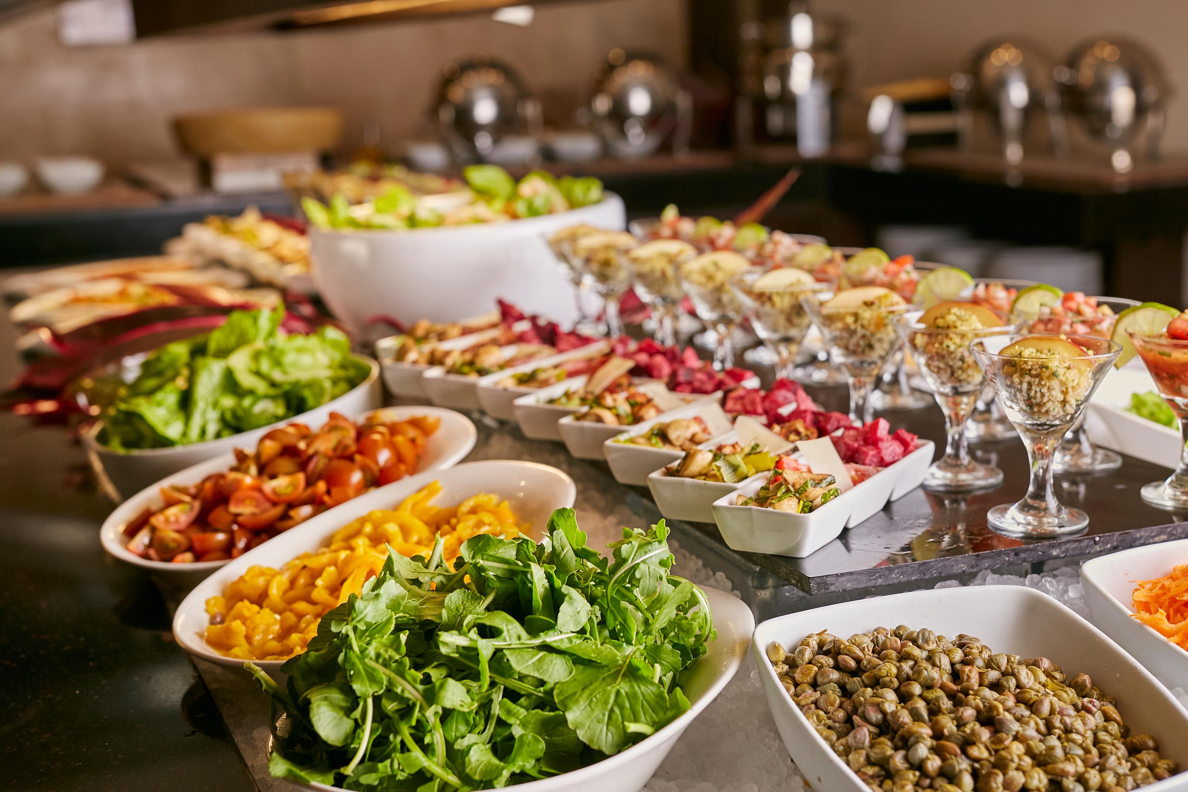 Restaurantes con diferentes especialidades dentro del hotel.