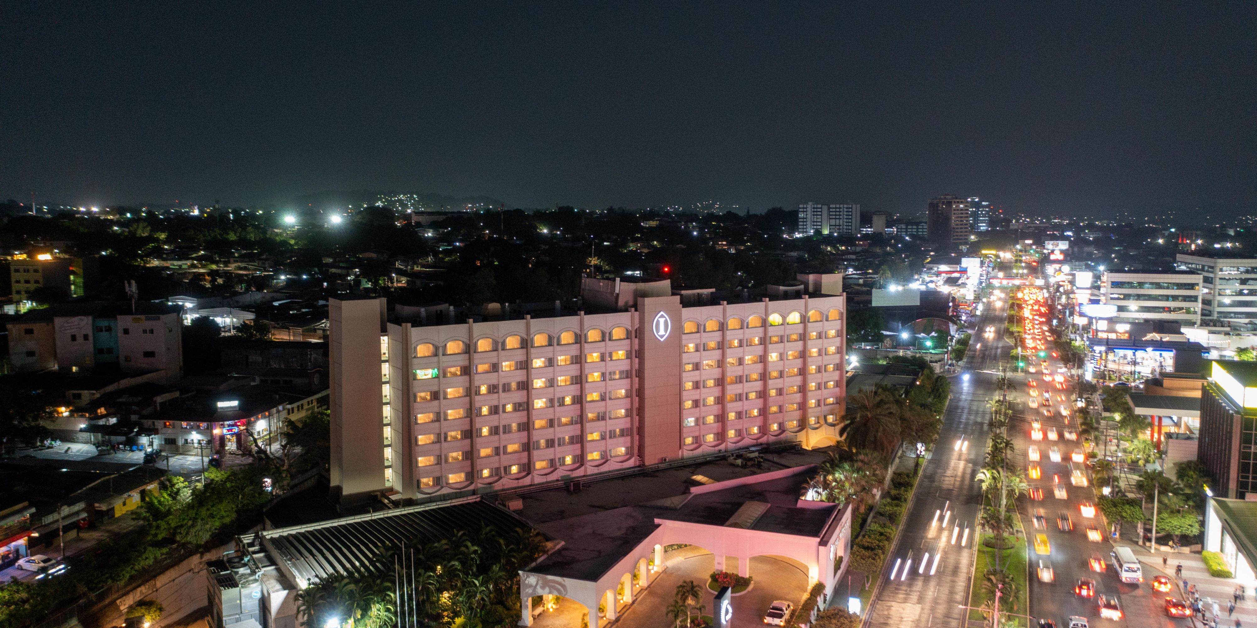 Experimente el lujo del único hotel 5 estrellas cerca del Centro Histórico de San Salvador. A solo 15 minutos del Centro de la Ciudad, nuestro hotel ofrece un acceso inigualable a los lugares más importantes. Disfrute de comodidad y conveniencia mientras explora la historia y la cultura que San Salvador tiene para ofrecer.